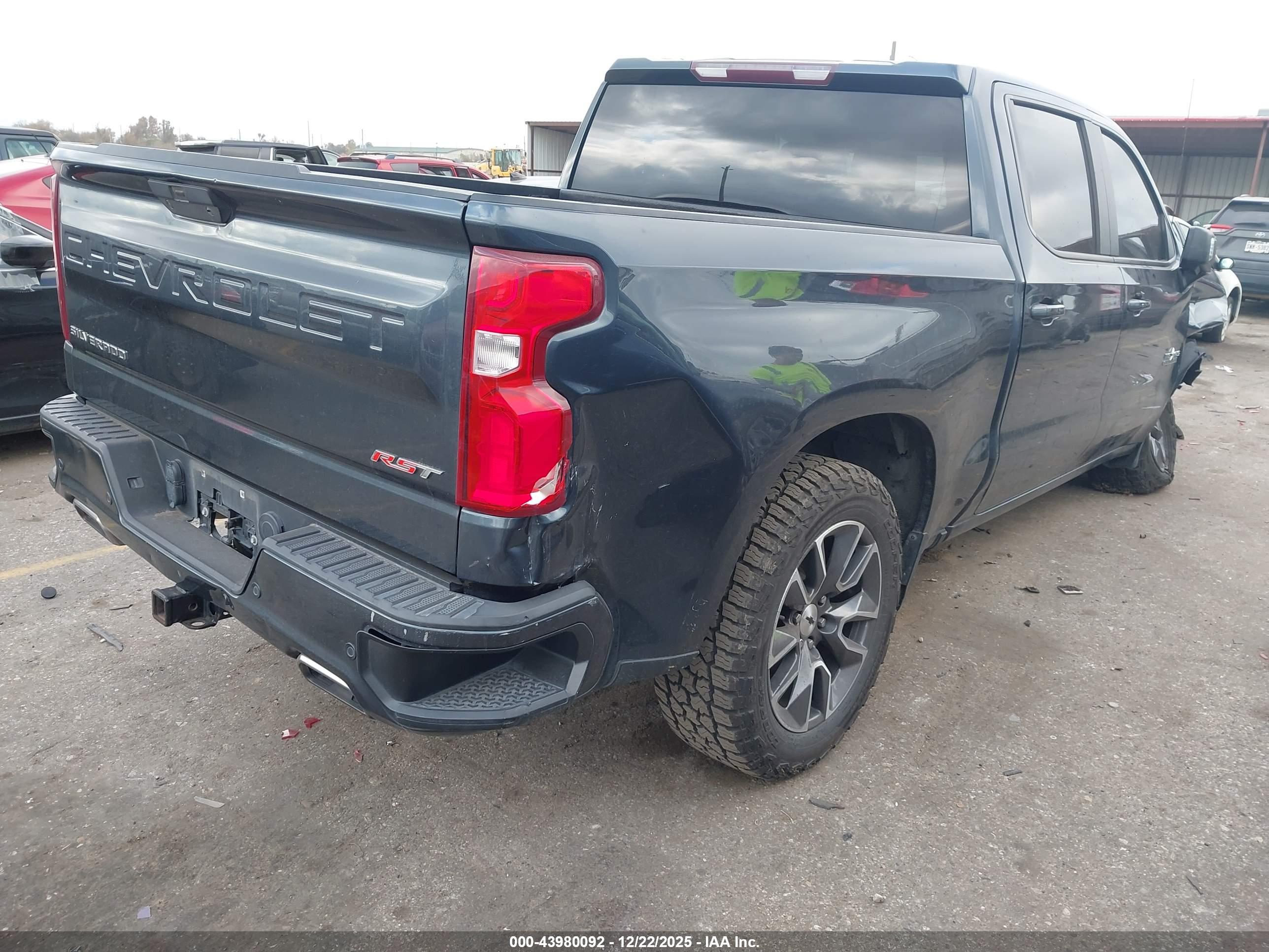 CHEVROLET SILVERADO image 4