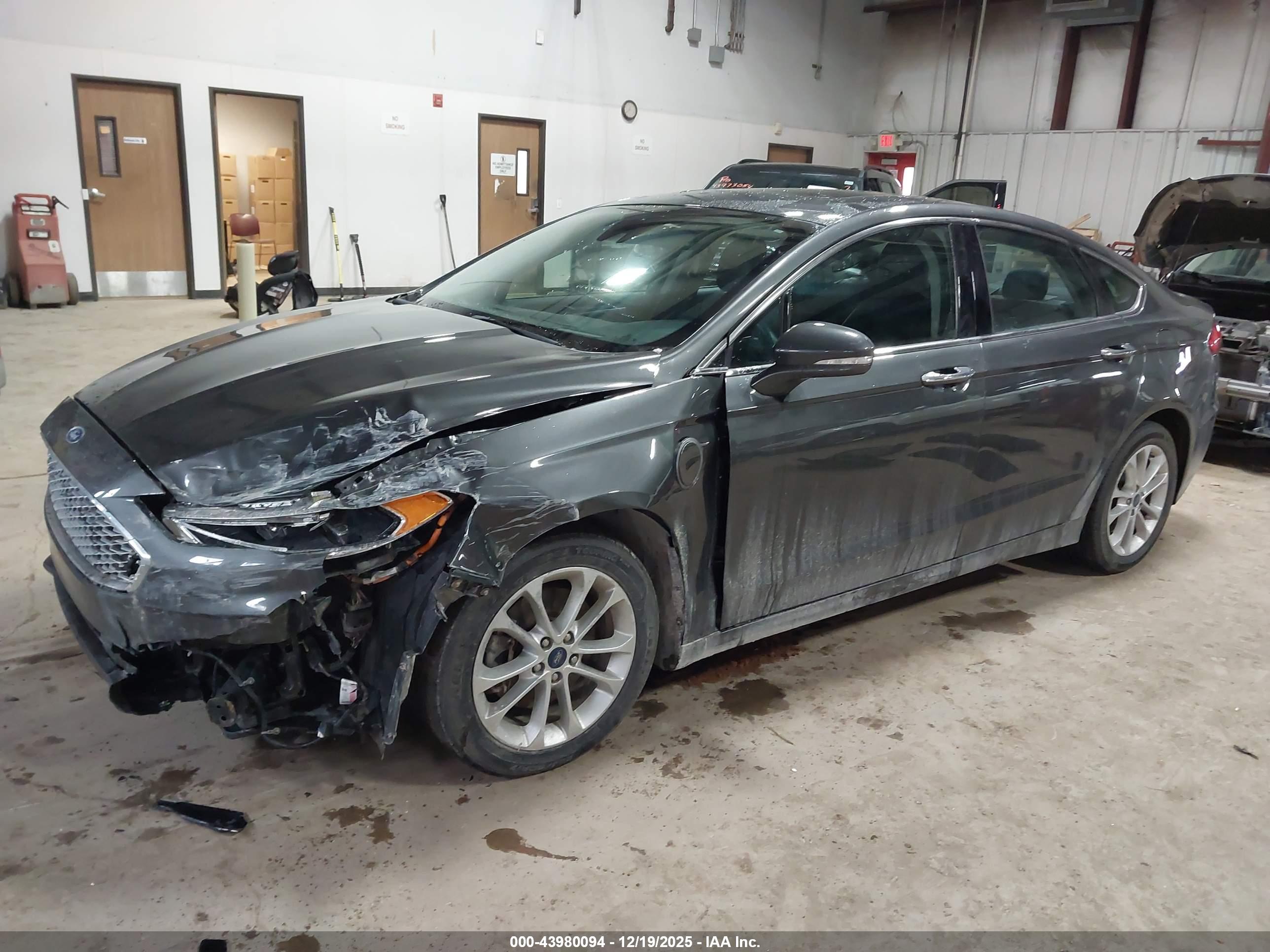 FORD FUSION image 2