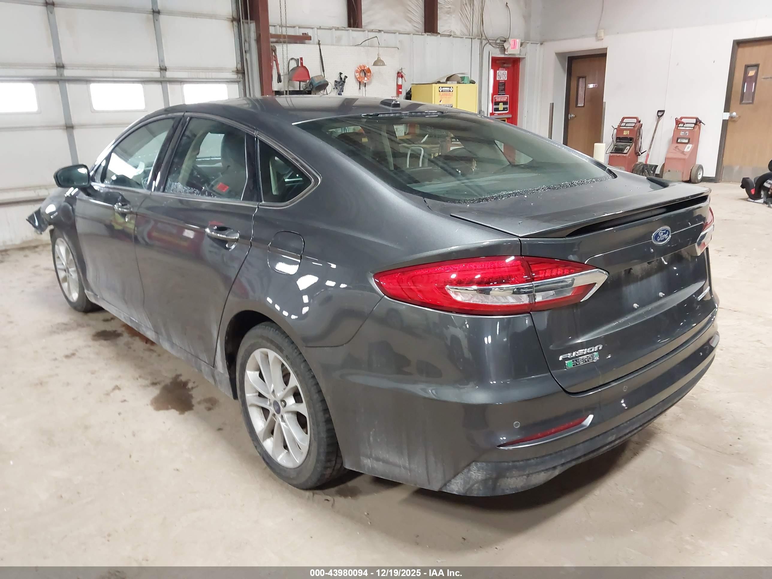 FORD FUSION image 3