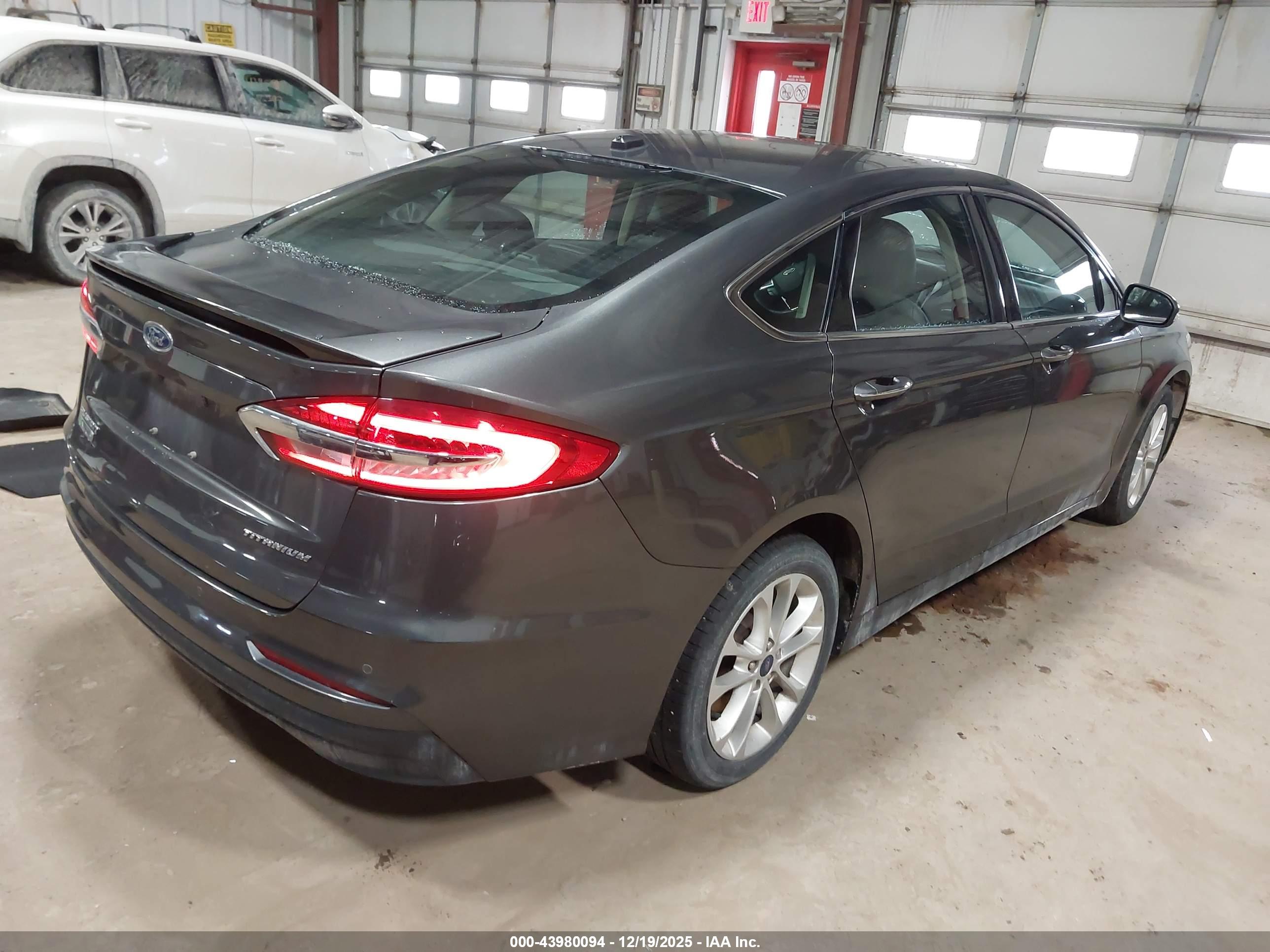 FORD FUSION image 4