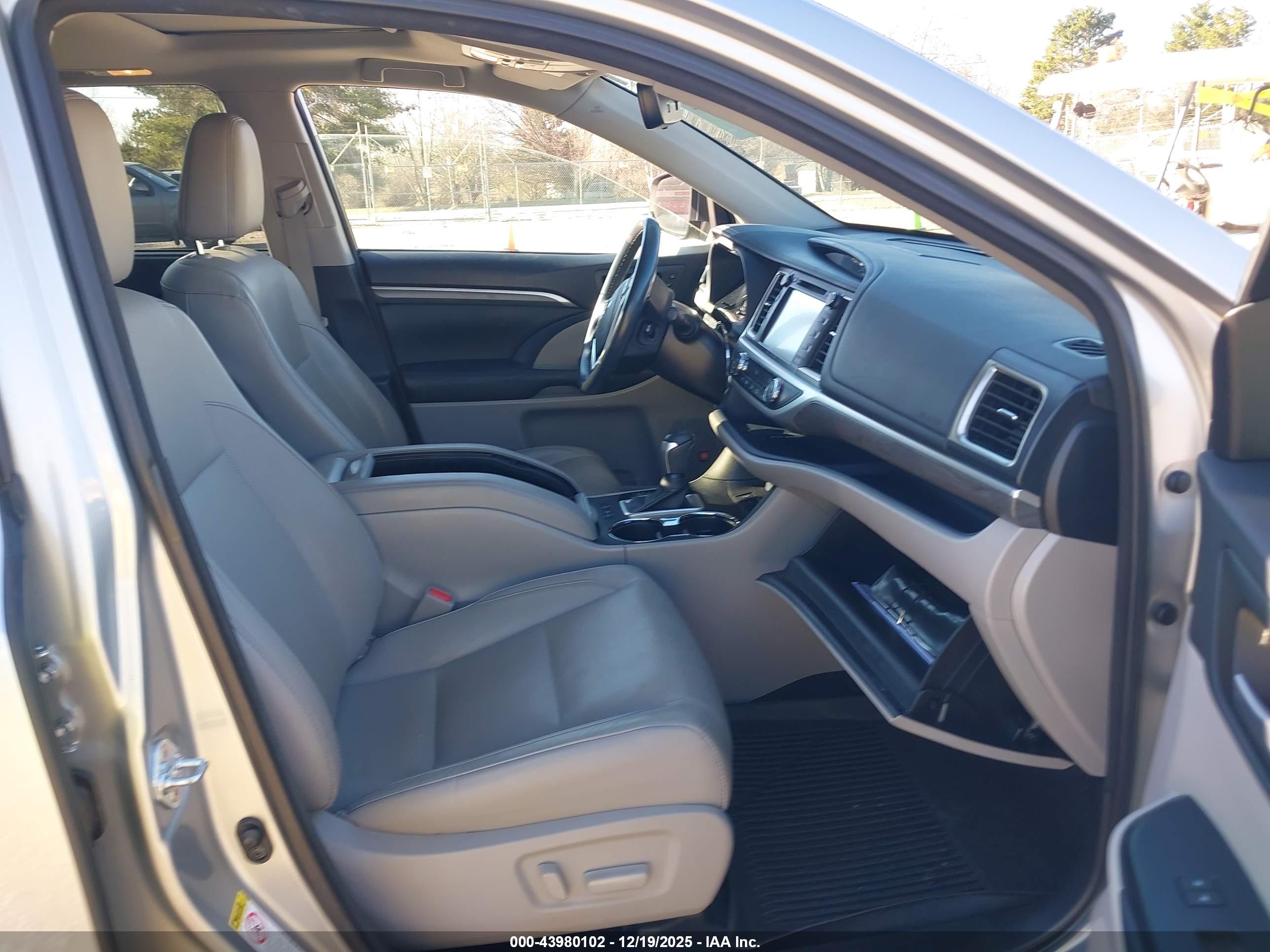 TOYOTA HIGHLANDER image 5