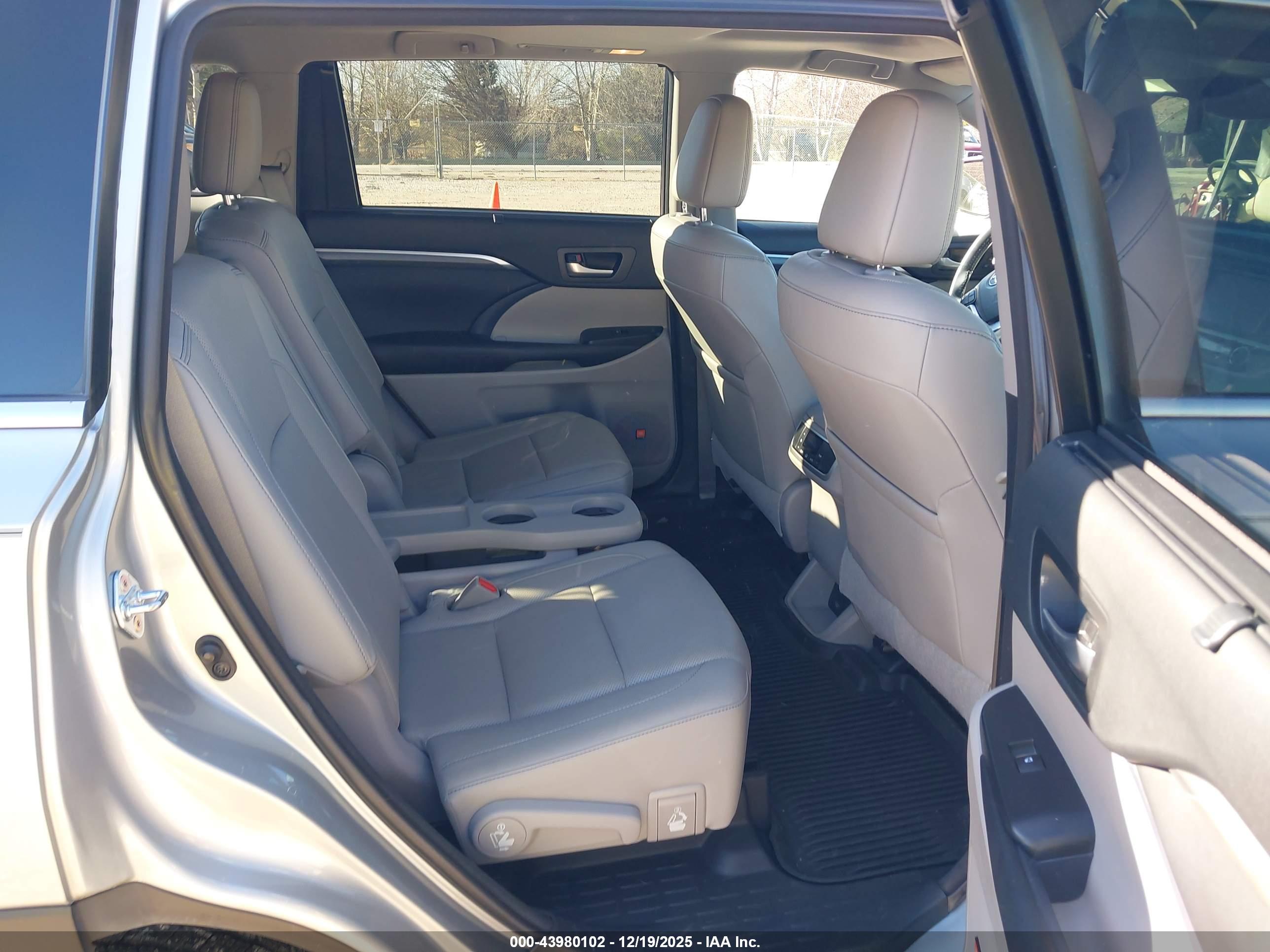 TOYOTA HIGHLANDER image 8