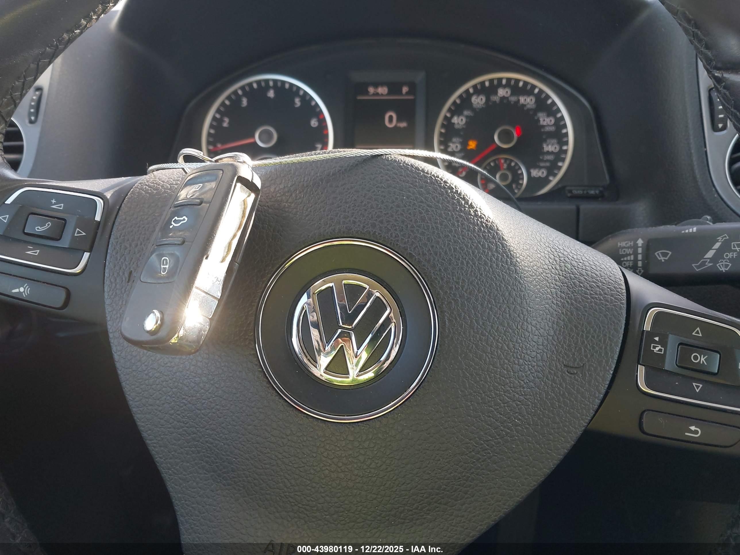 VOLKSWAGEN TIGUAN image 11