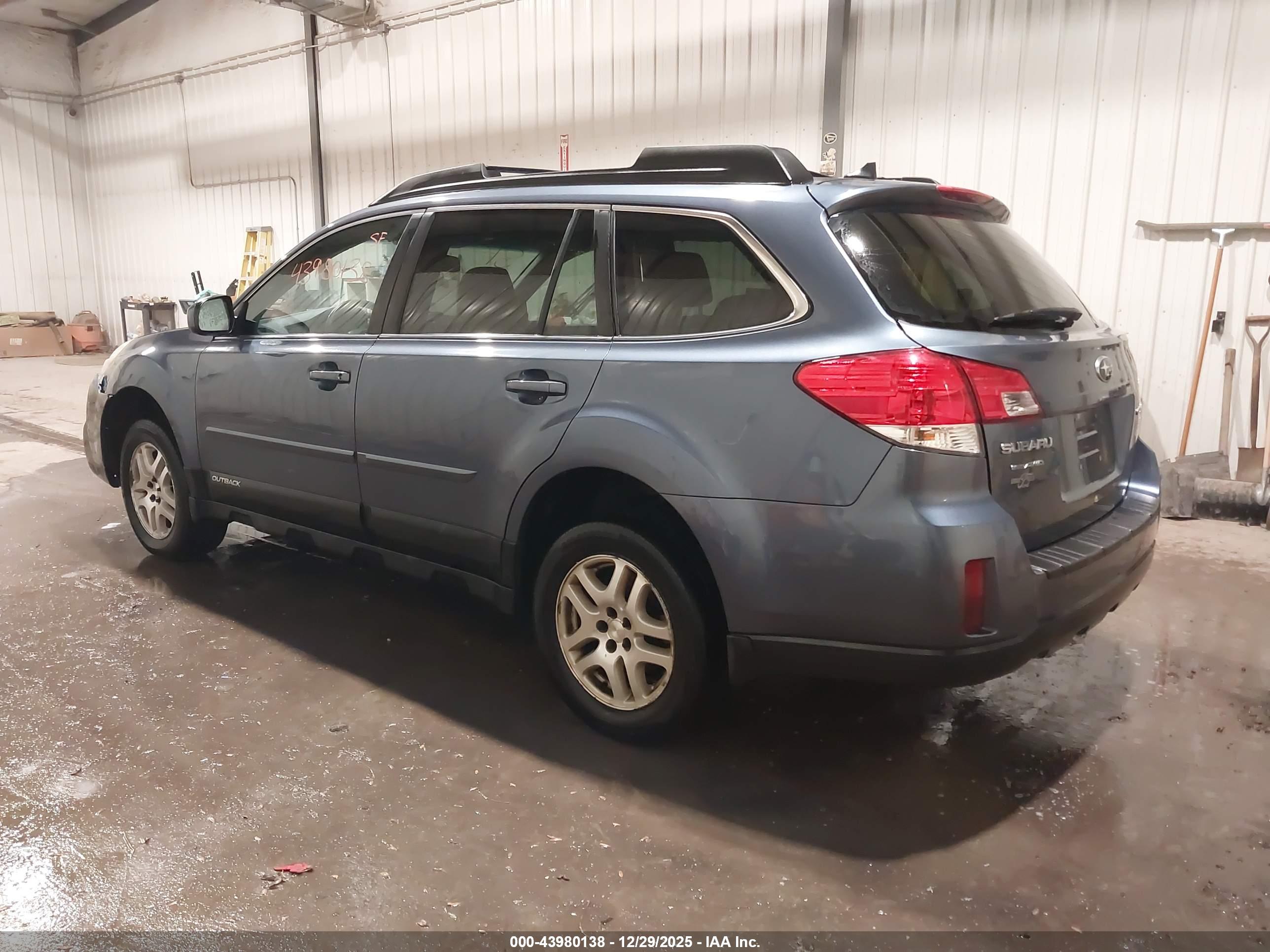 SUBARU OUTBACK image 3