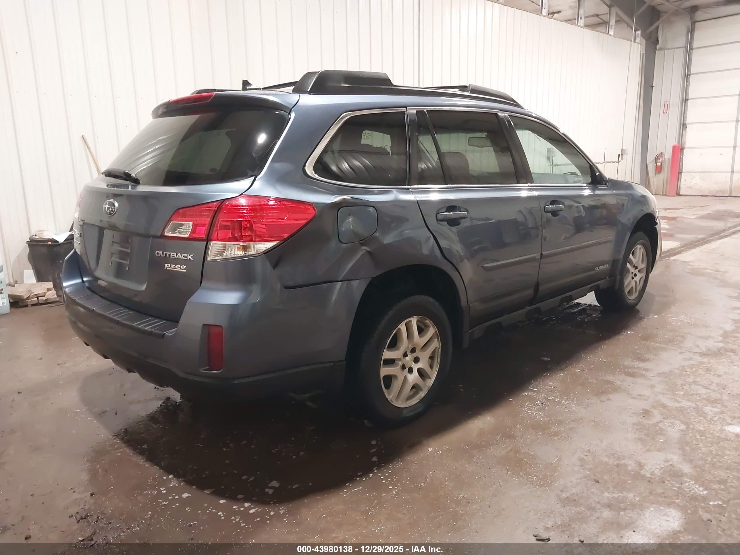 SUBARU OUTBACK image 4
