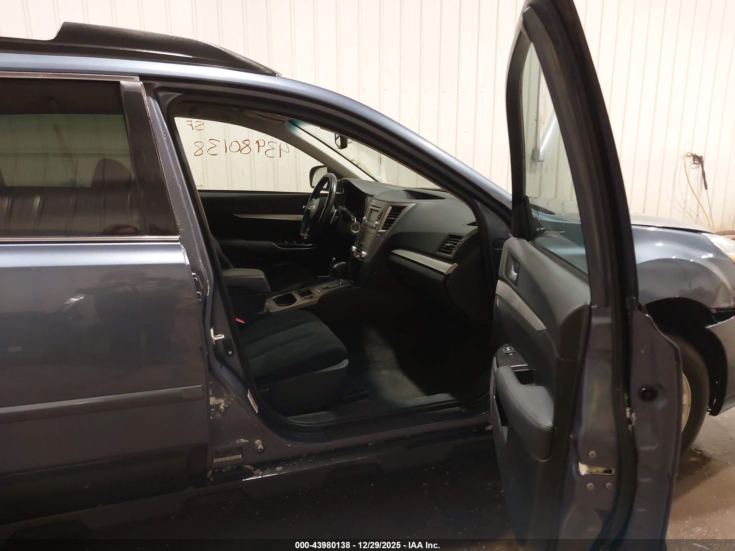 SUBARU OUTBACK image 5