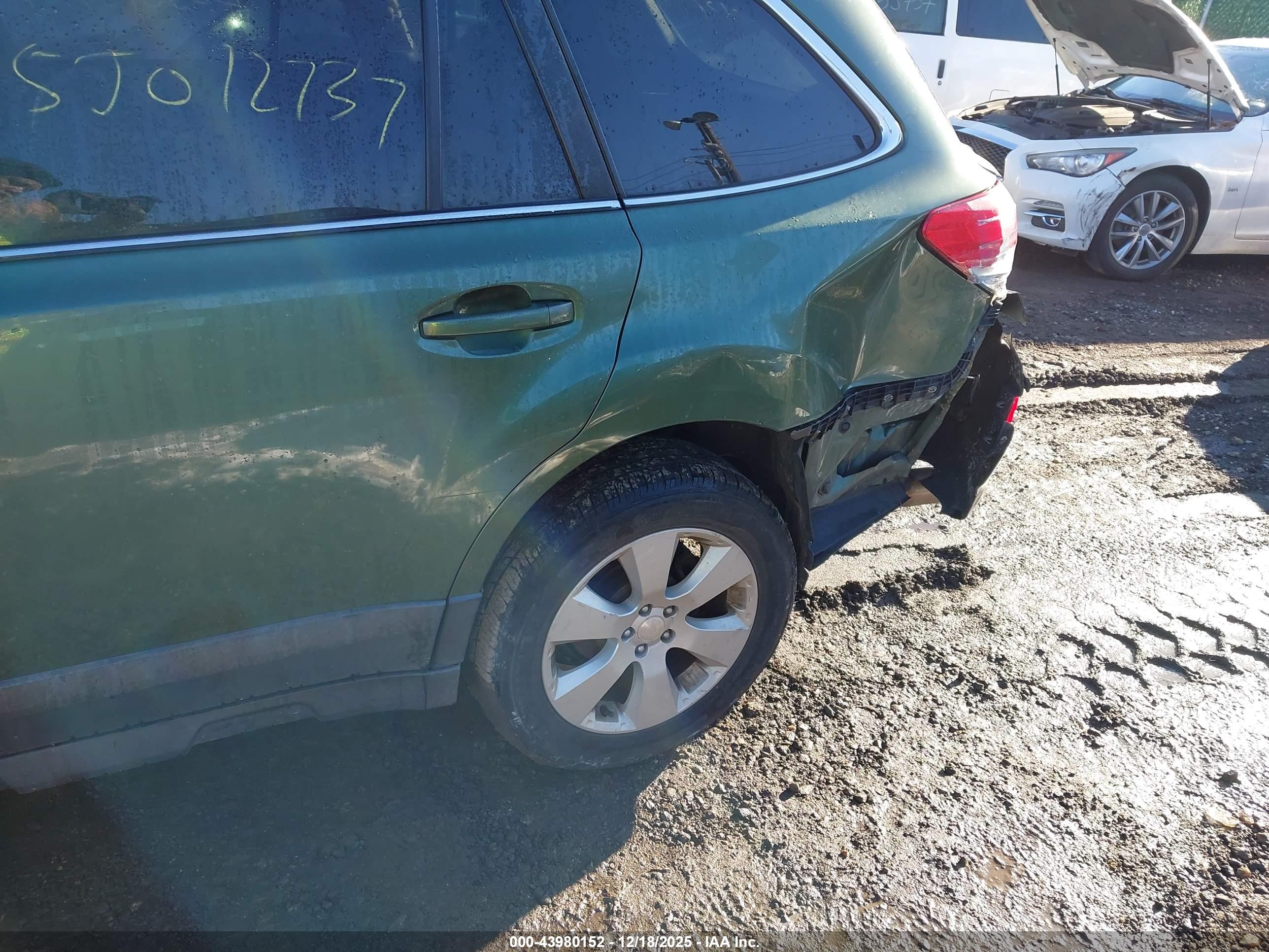 SUBARU OUTBACK image 6