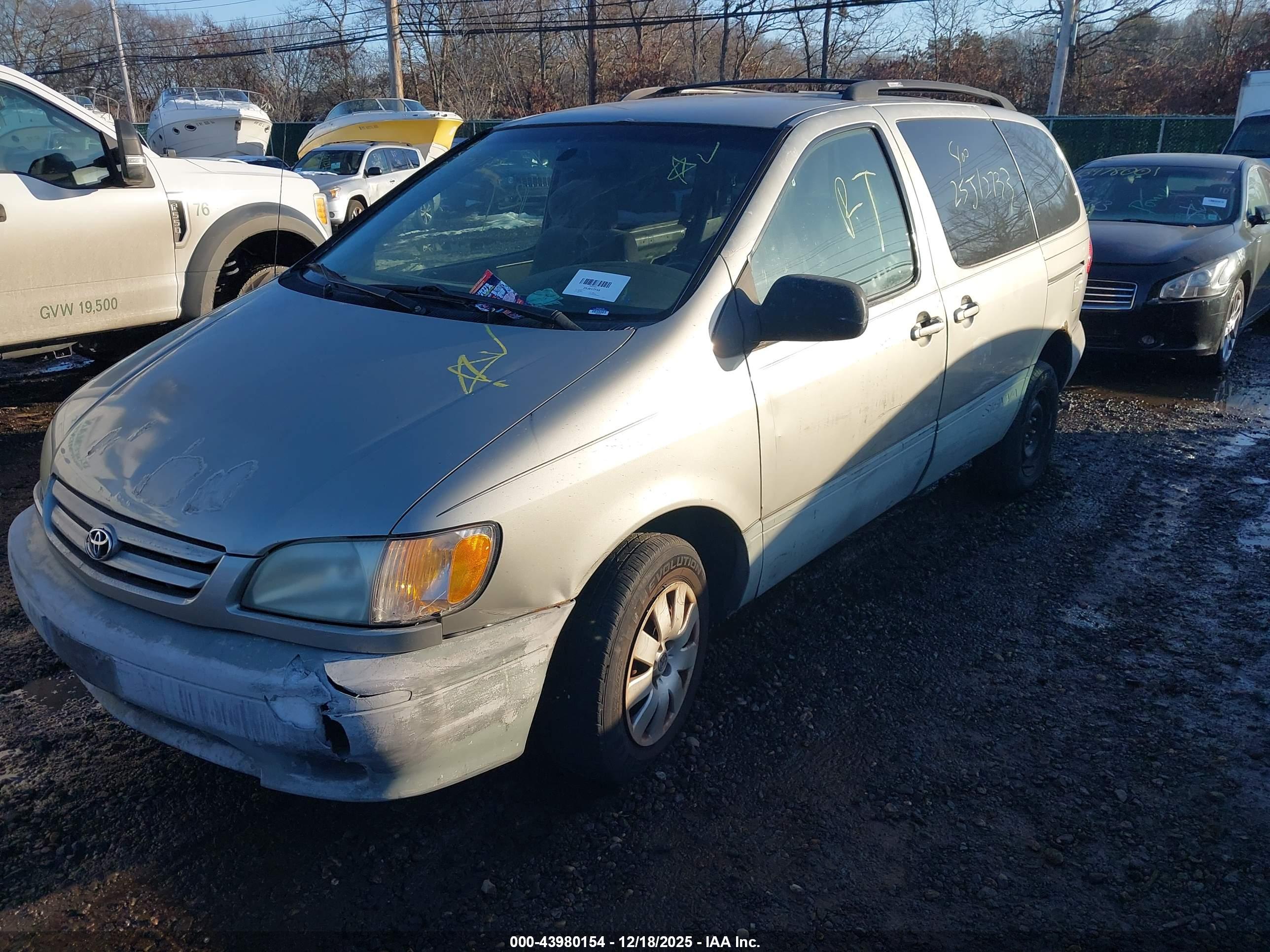 TOYOTA SIENNA image 2