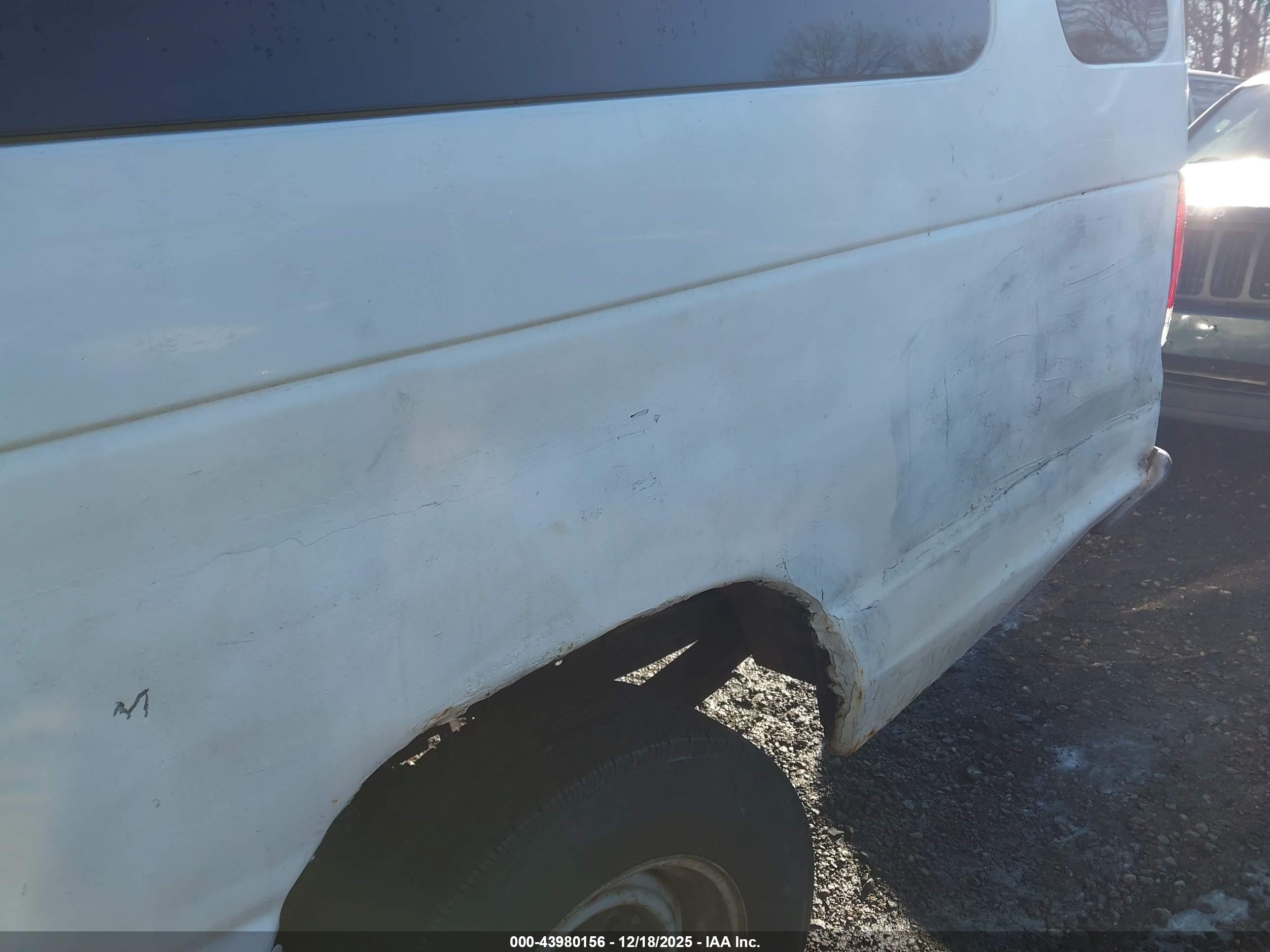 FORD E-350 image 6
