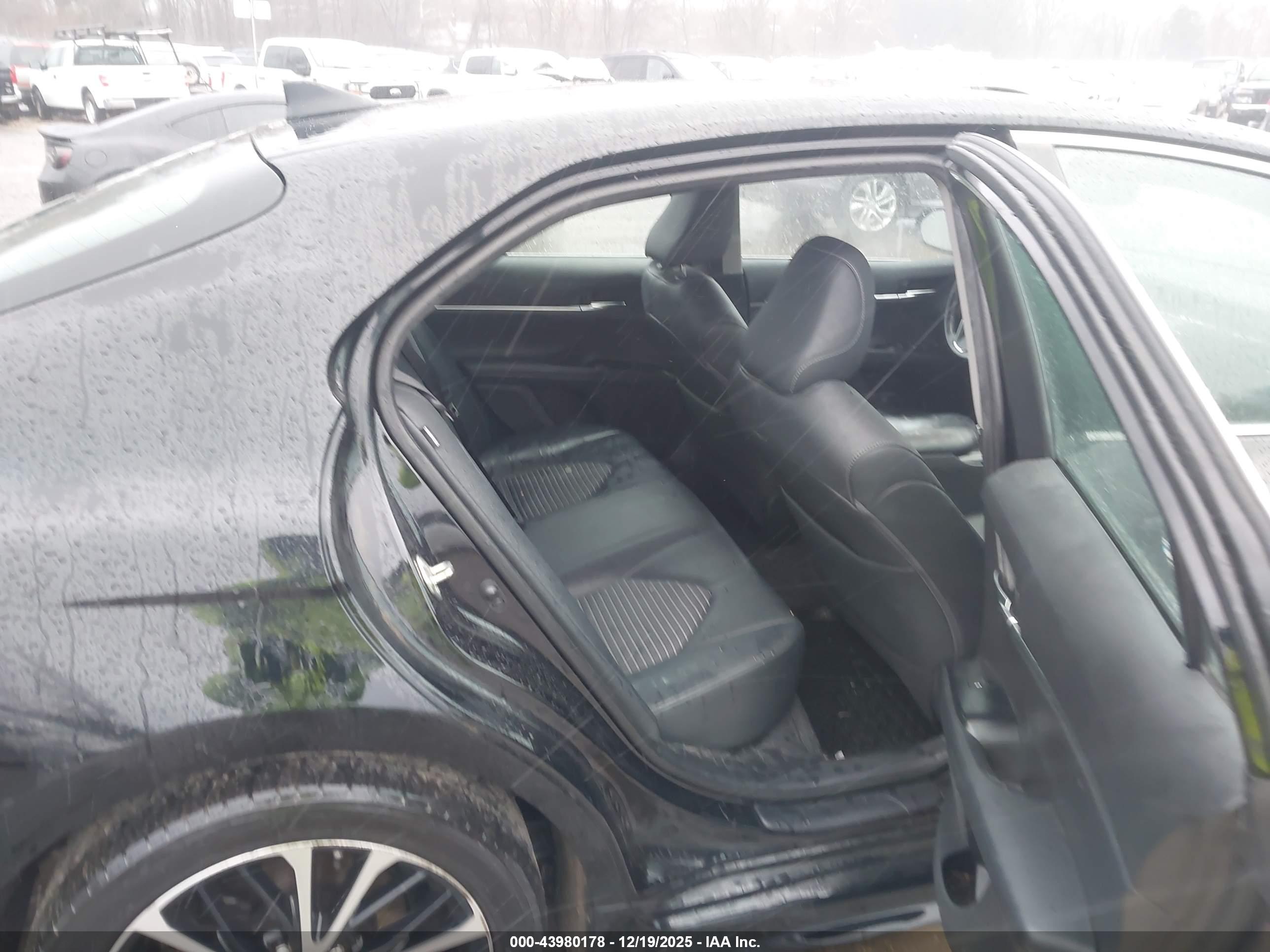 TOYOTA CAMRY image 8