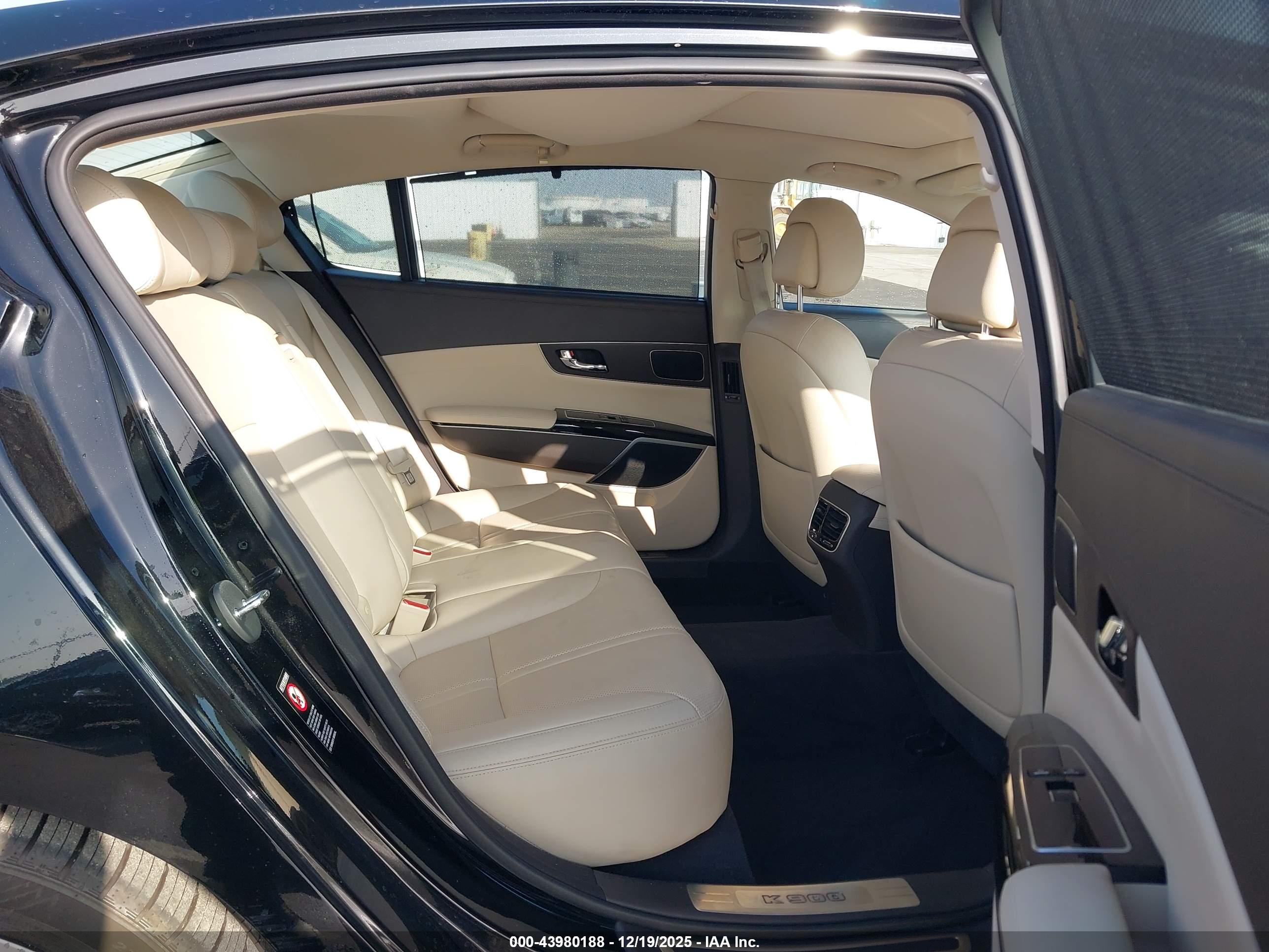 KIA K900 image 8