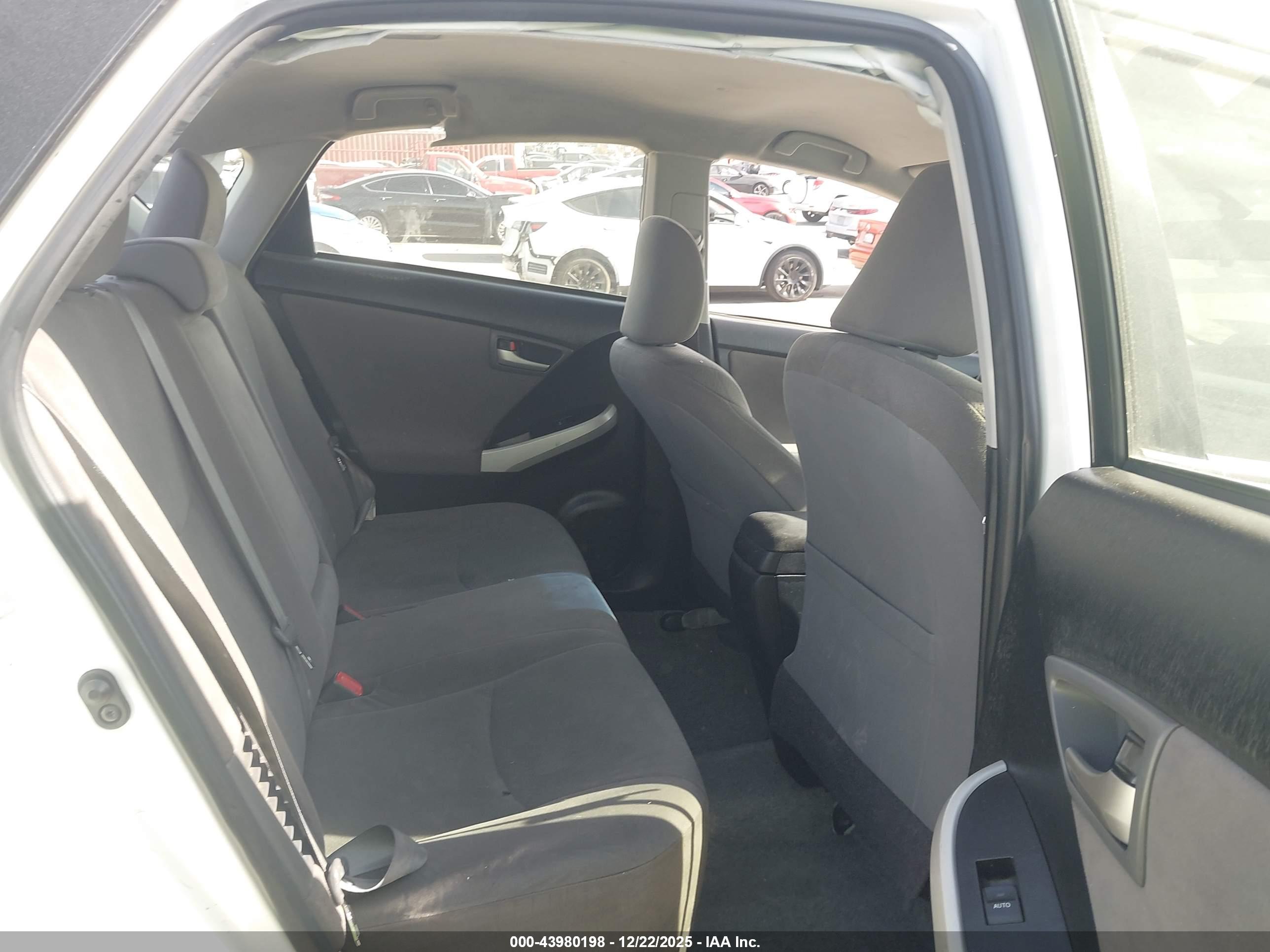 TOYOTA PRIUS image 8