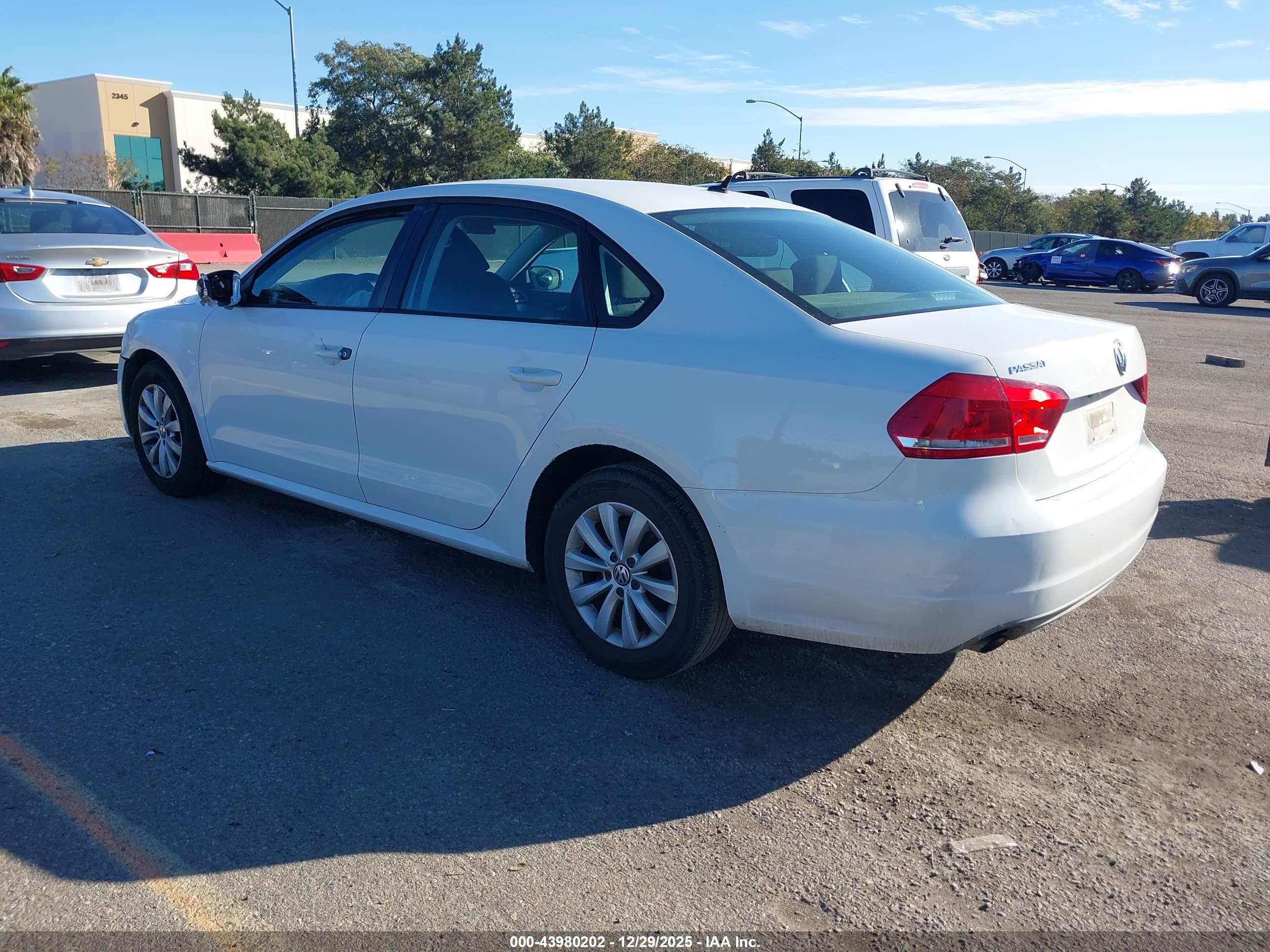 VOLKSWAGEN PASSAT image 3