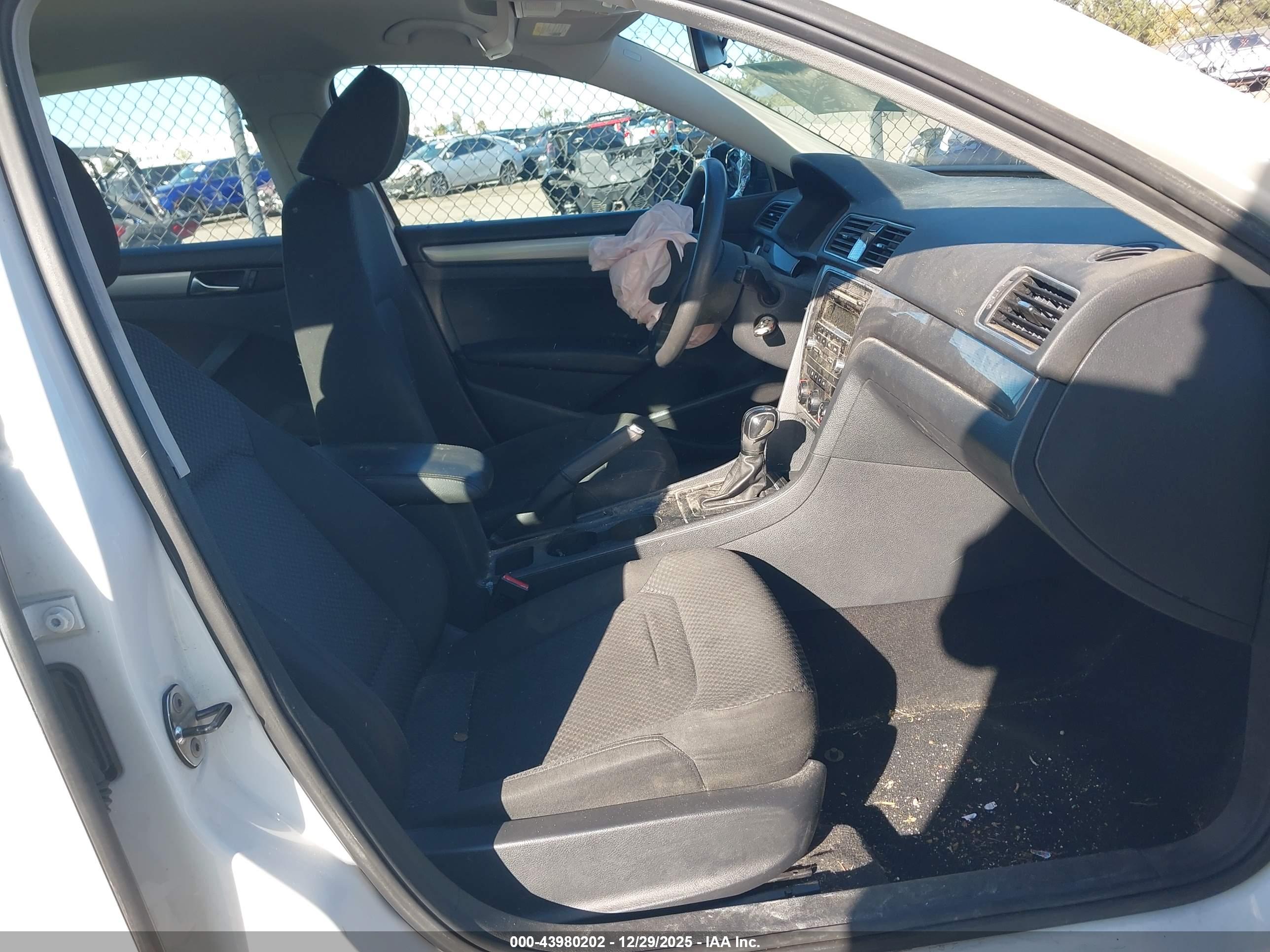 VOLKSWAGEN PASSAT image 5