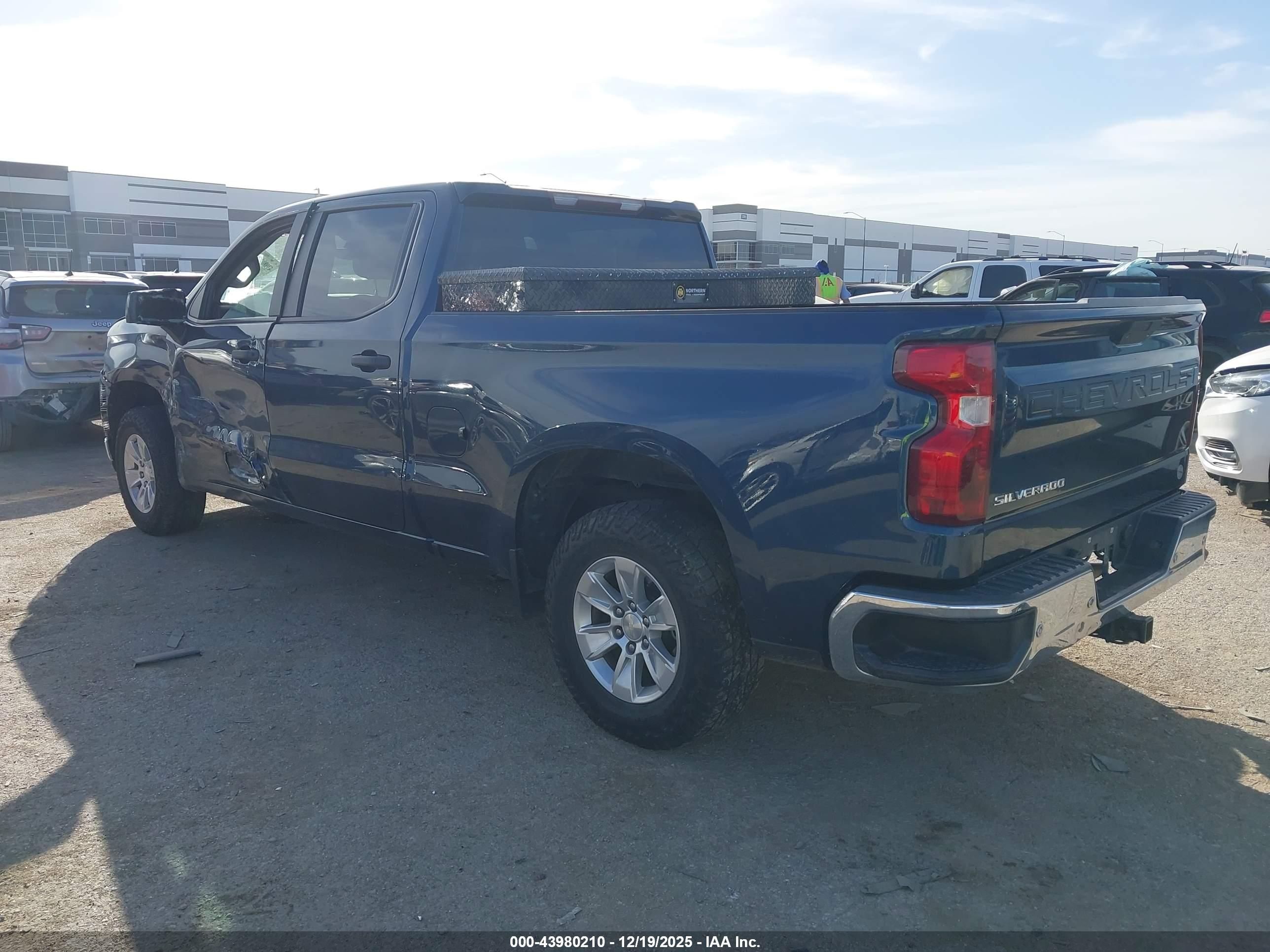 CHEVROLET SILVERADO image 3