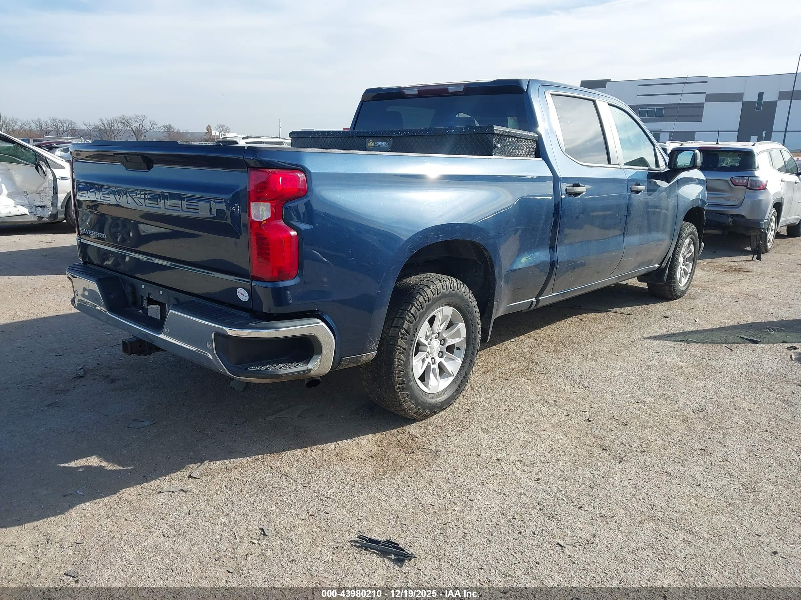 CHEVROLET SILVERADO image 4