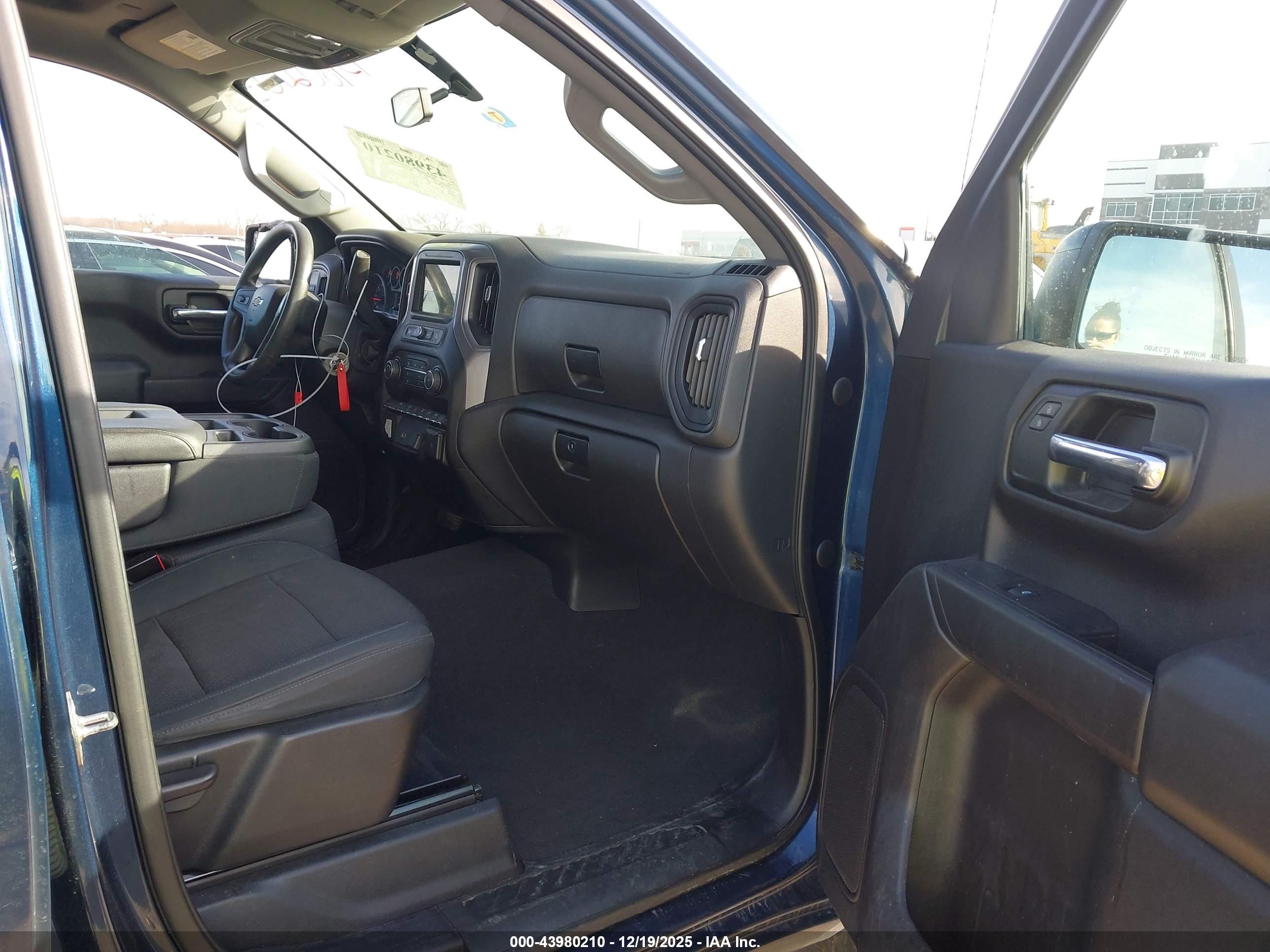 CHEVROLET SILVERADO image 5