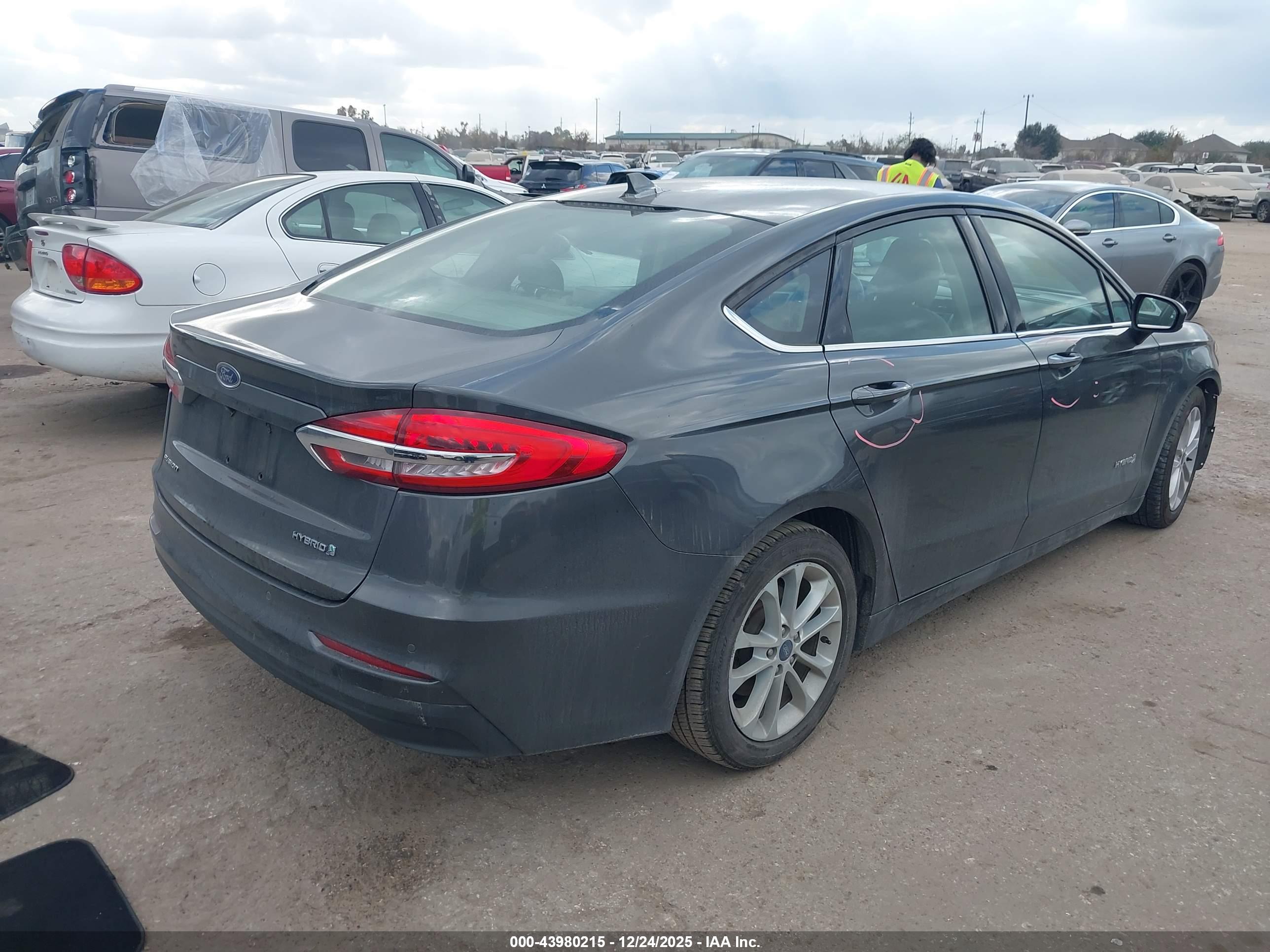 FORD FUSION image 4