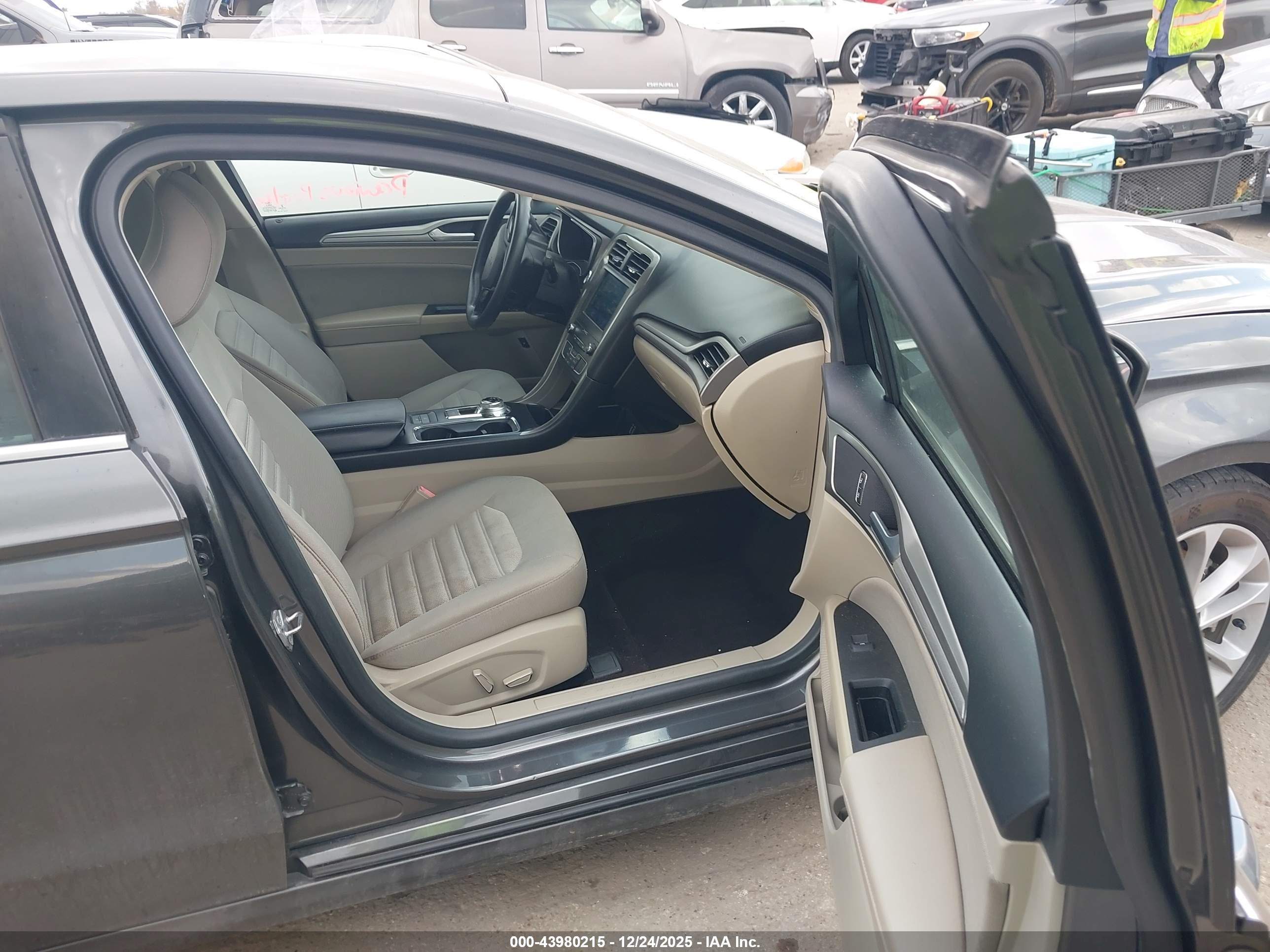 FORD FUSION image 5