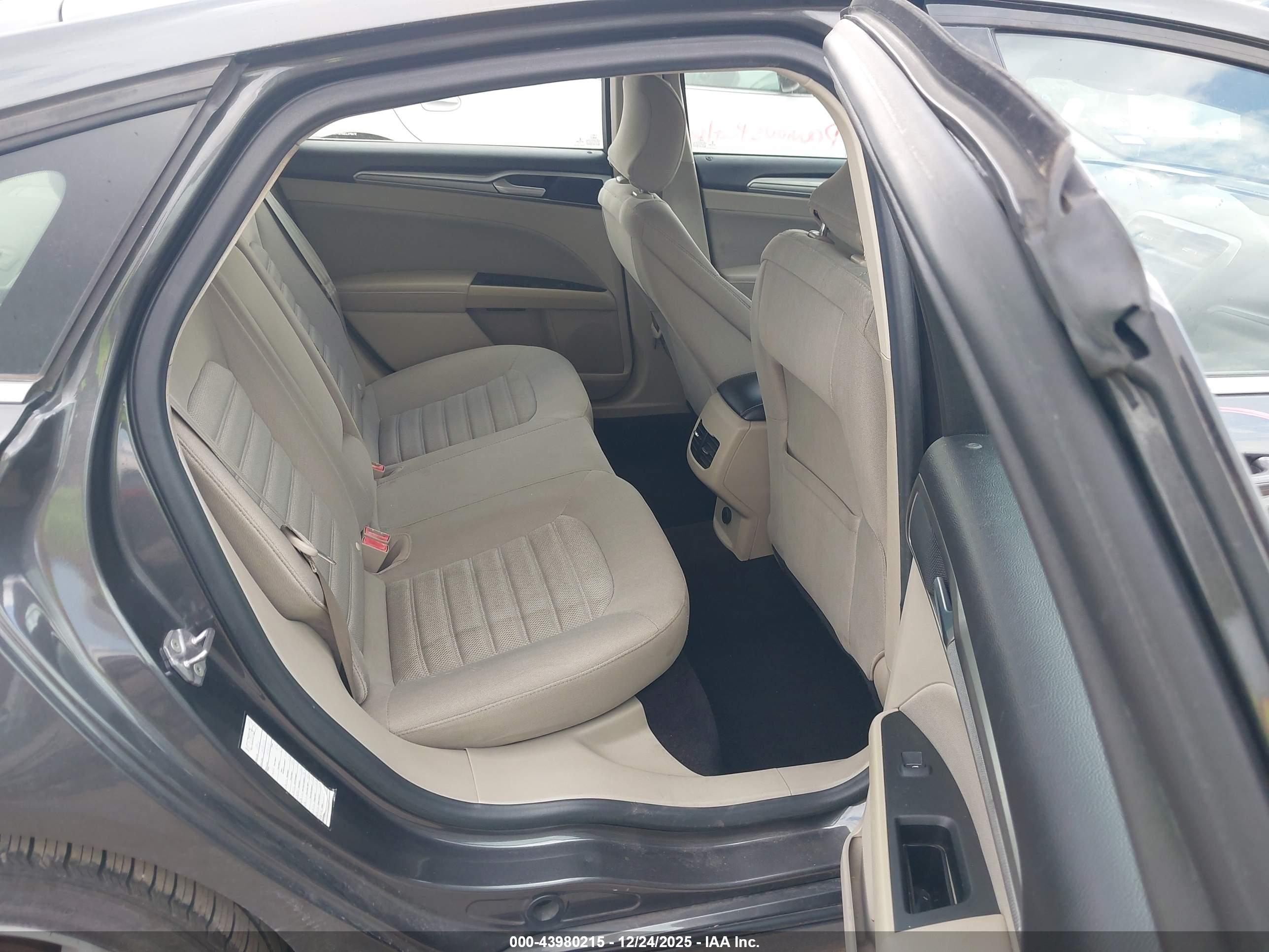 FORD FUSION image 8