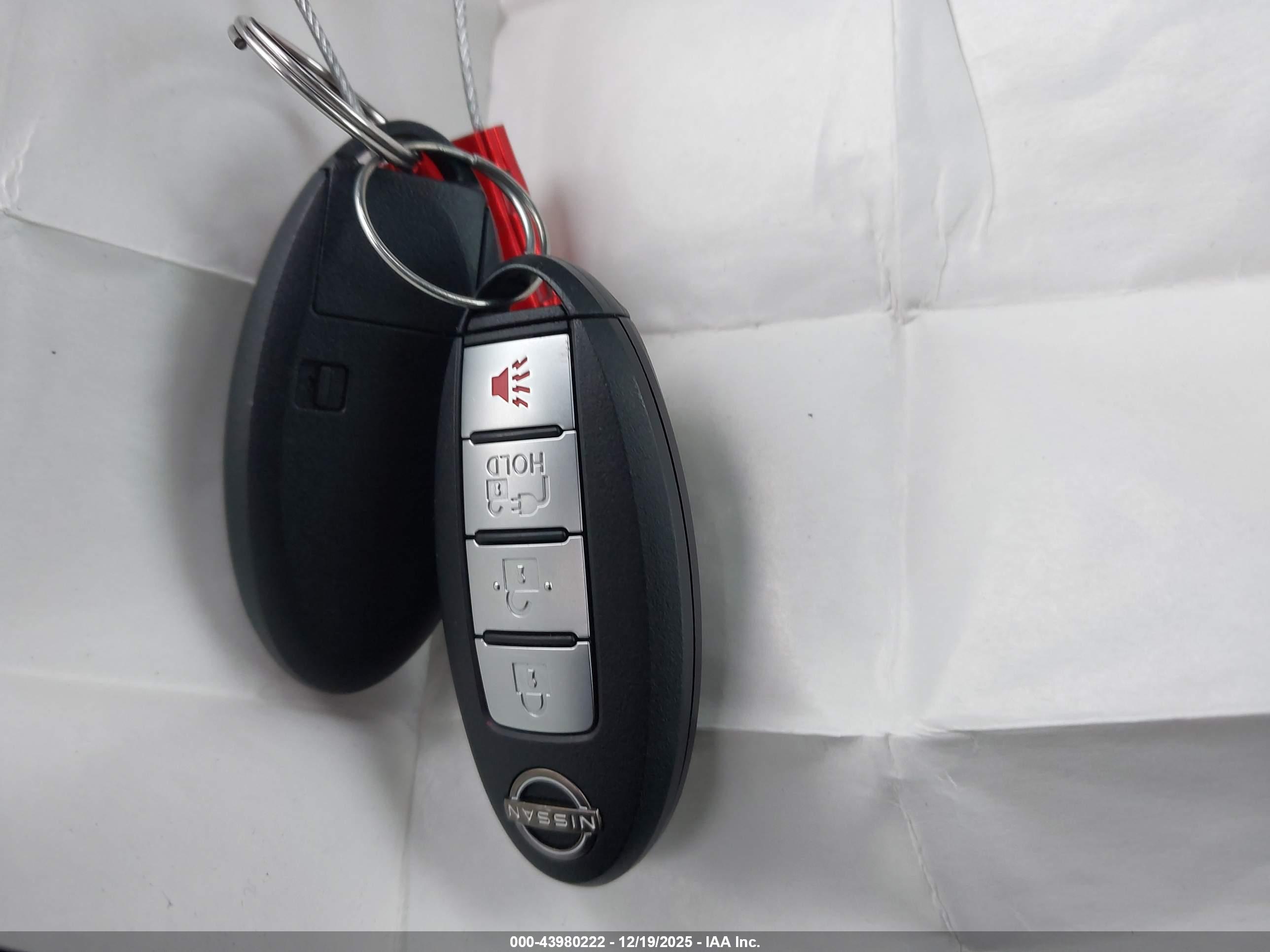 NISSAN LEAF image 11