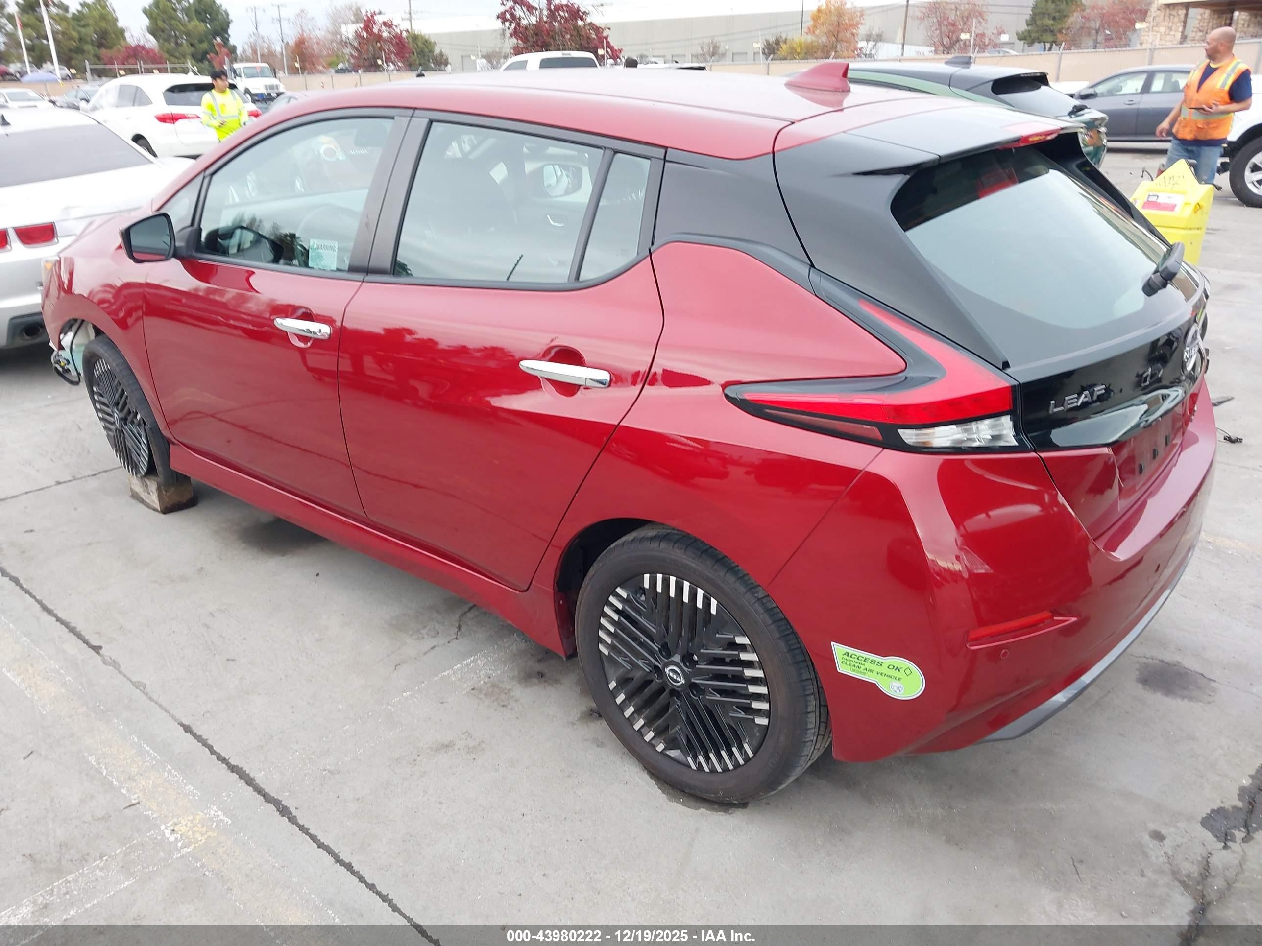 NISSAN LEAF image 3