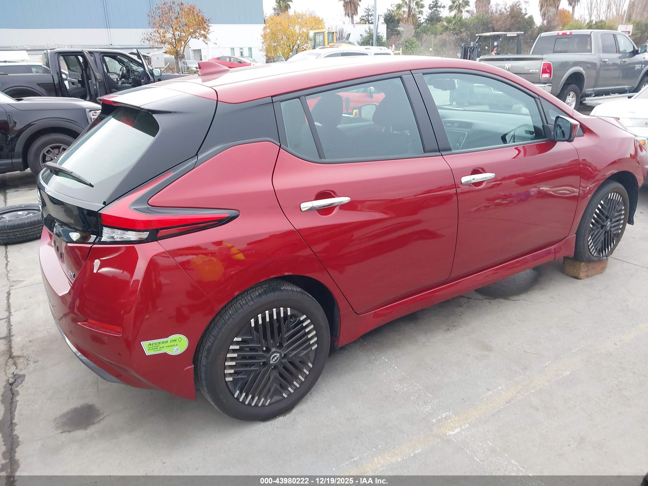 NISSAN LEAF image 4