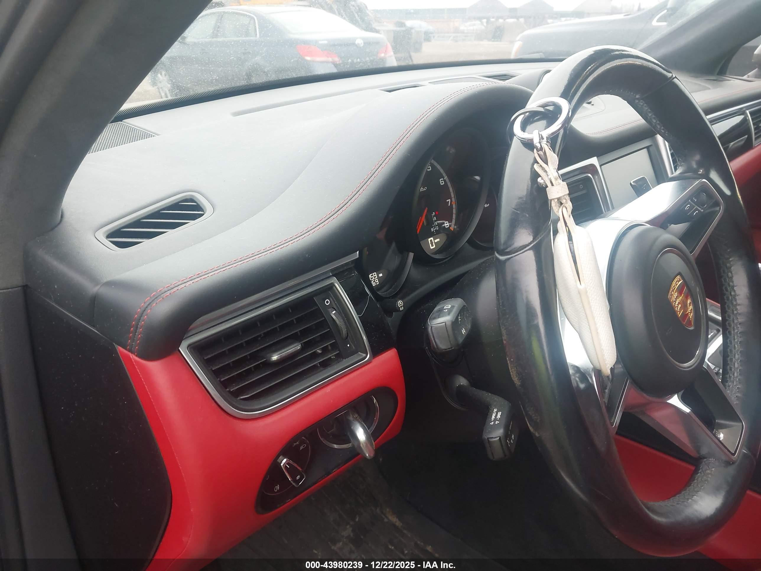 PORSCHE MACAN image 11