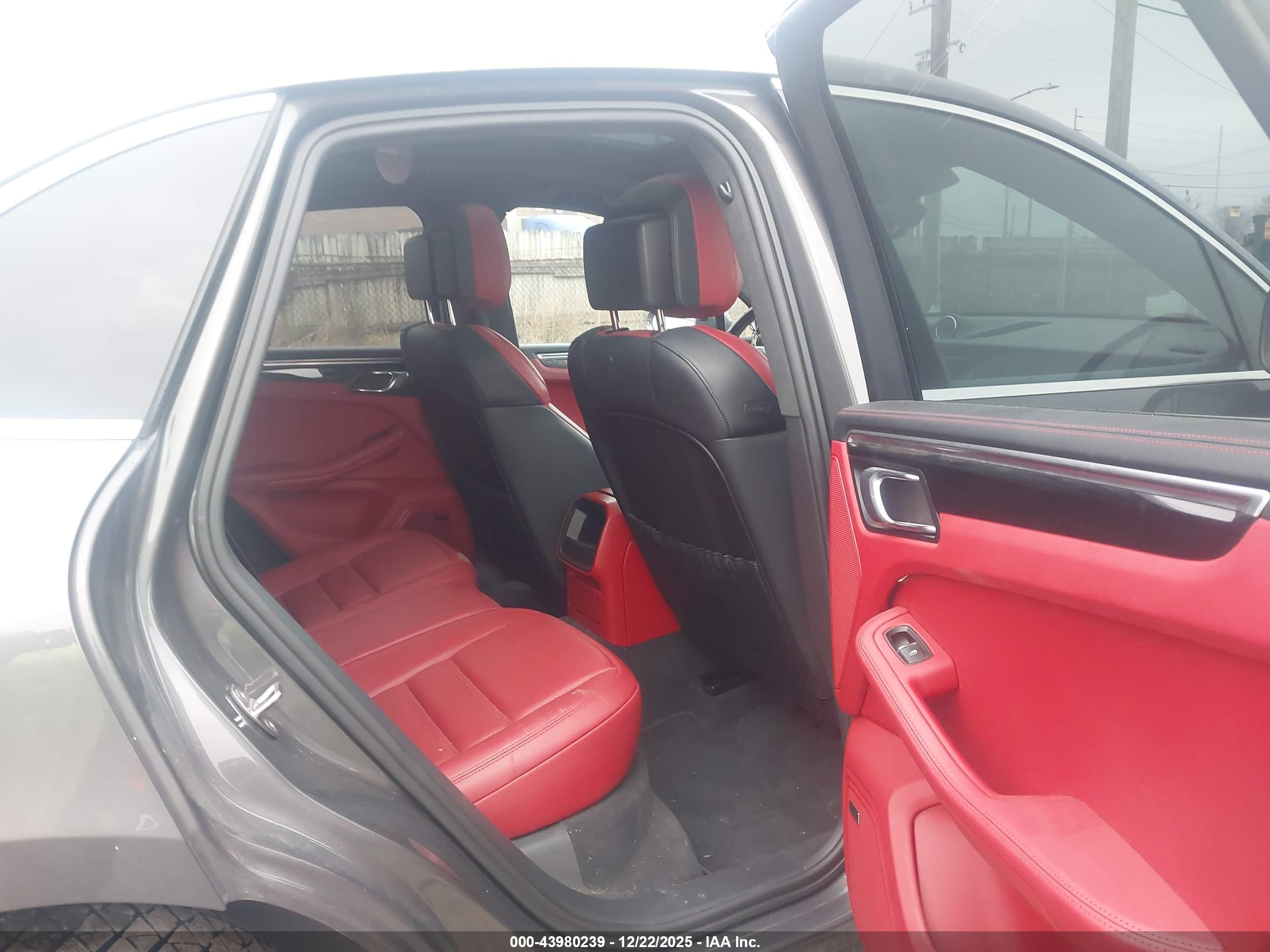 PORSCHE MACAN image 8
