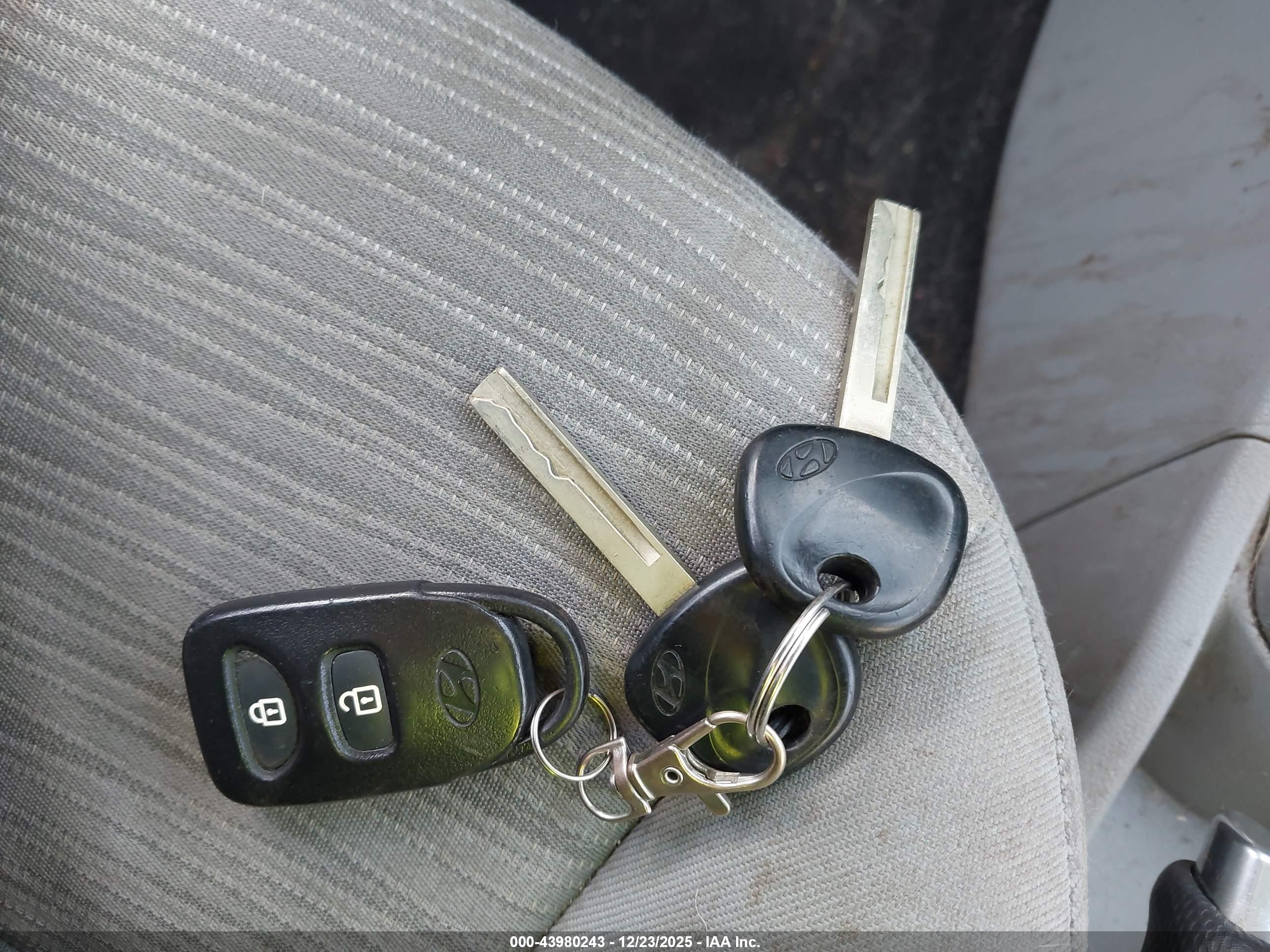 HYUNDAI ACCENT image 11