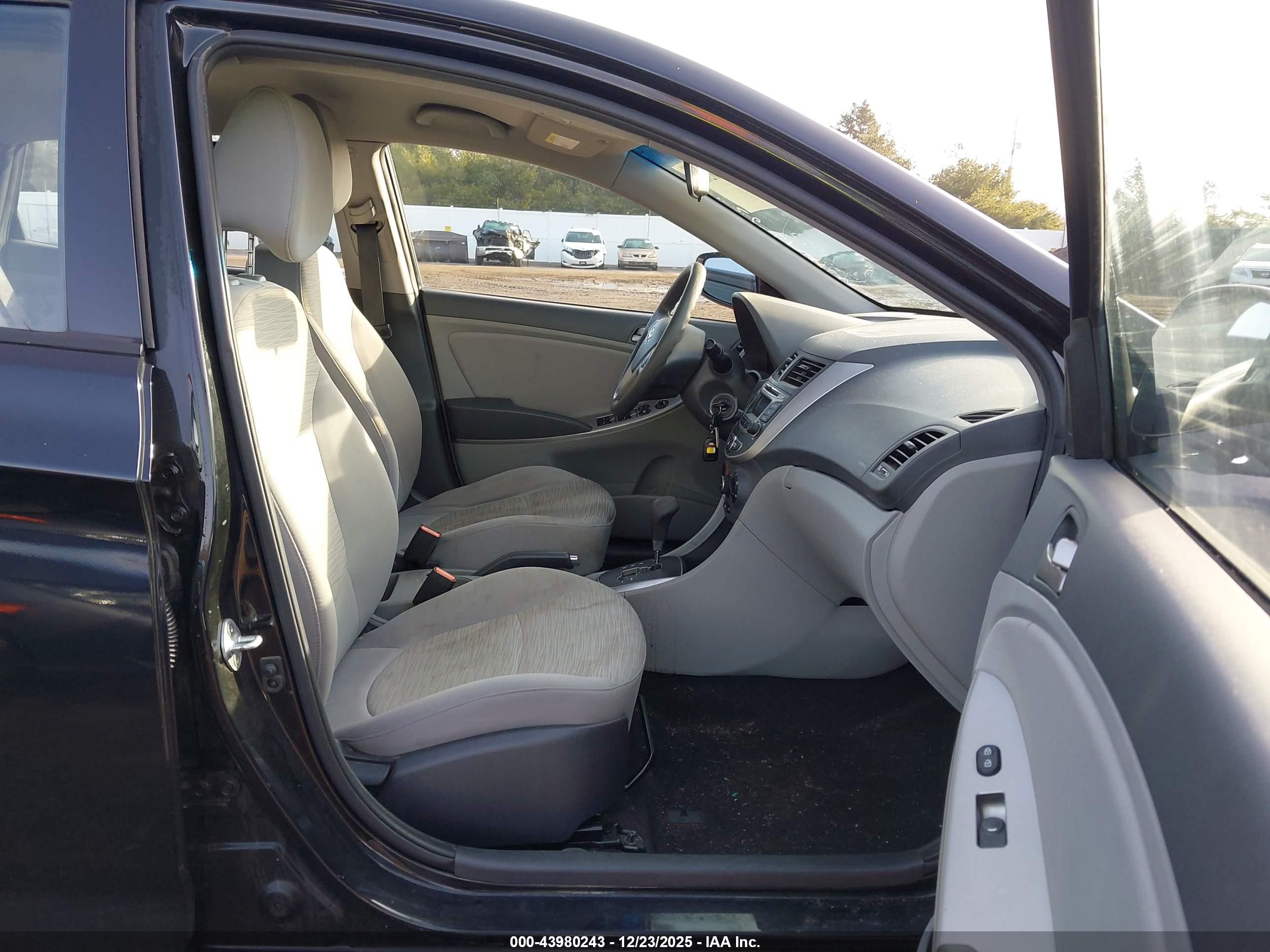 HYUNDAI ACCENT image 5