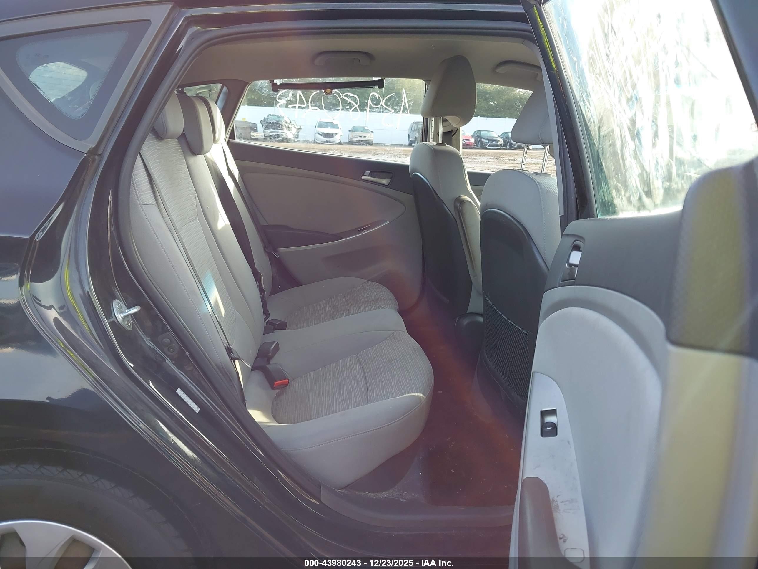 HYUNDAI ACCENT image 8