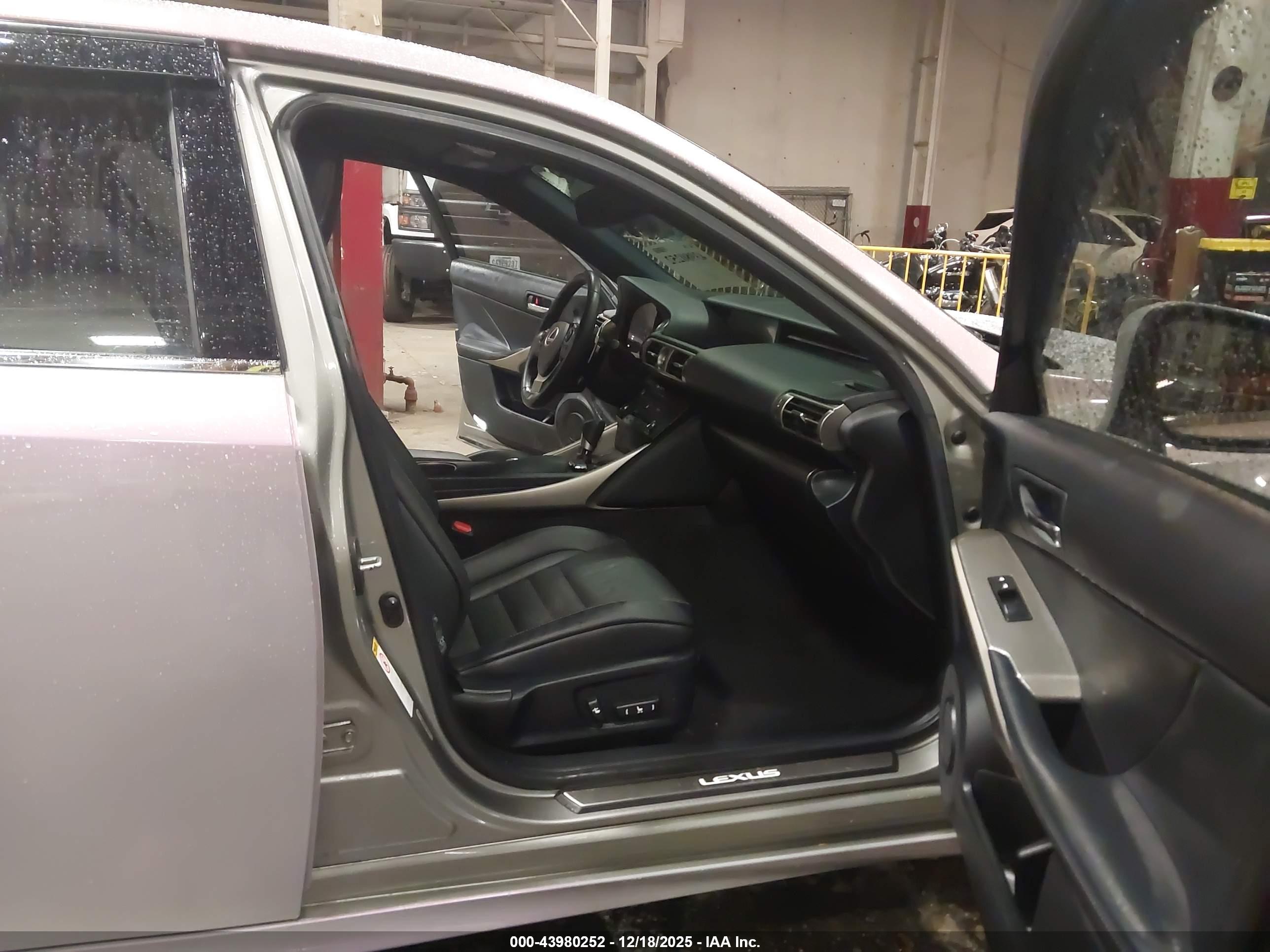 LEXUS IS image 5