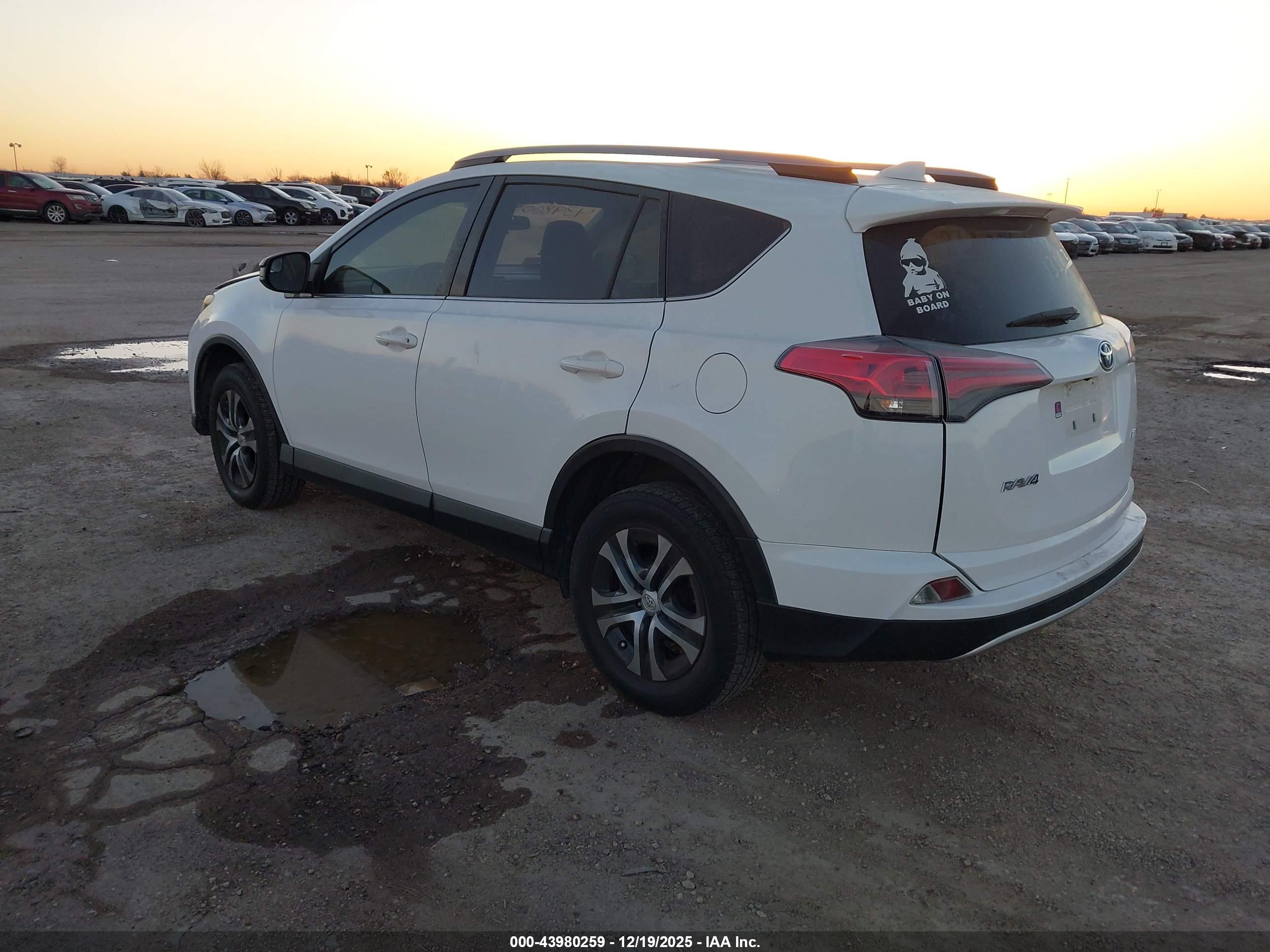 TOYOTA RAV4 image 3