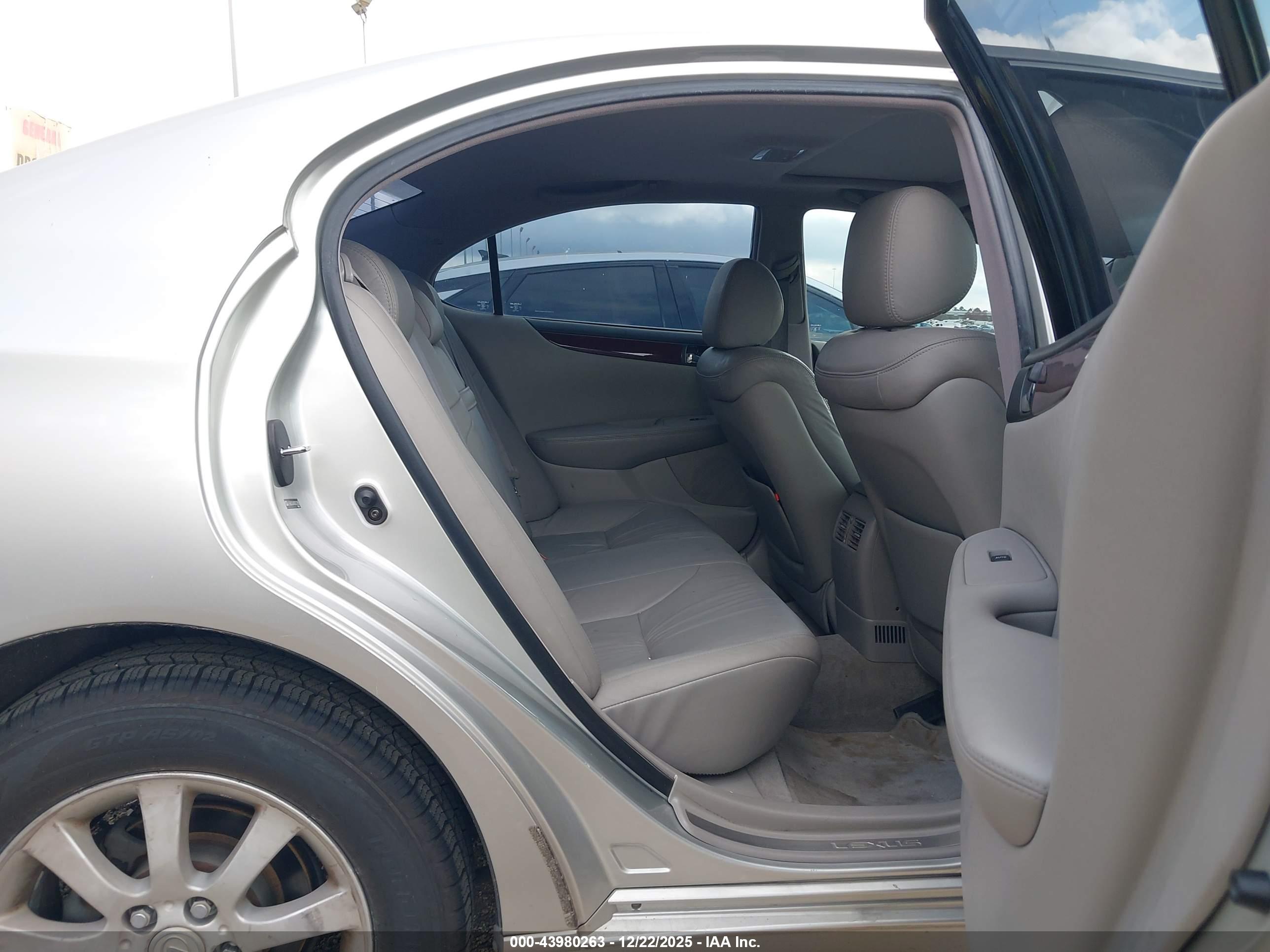 LEXUS ES image 8