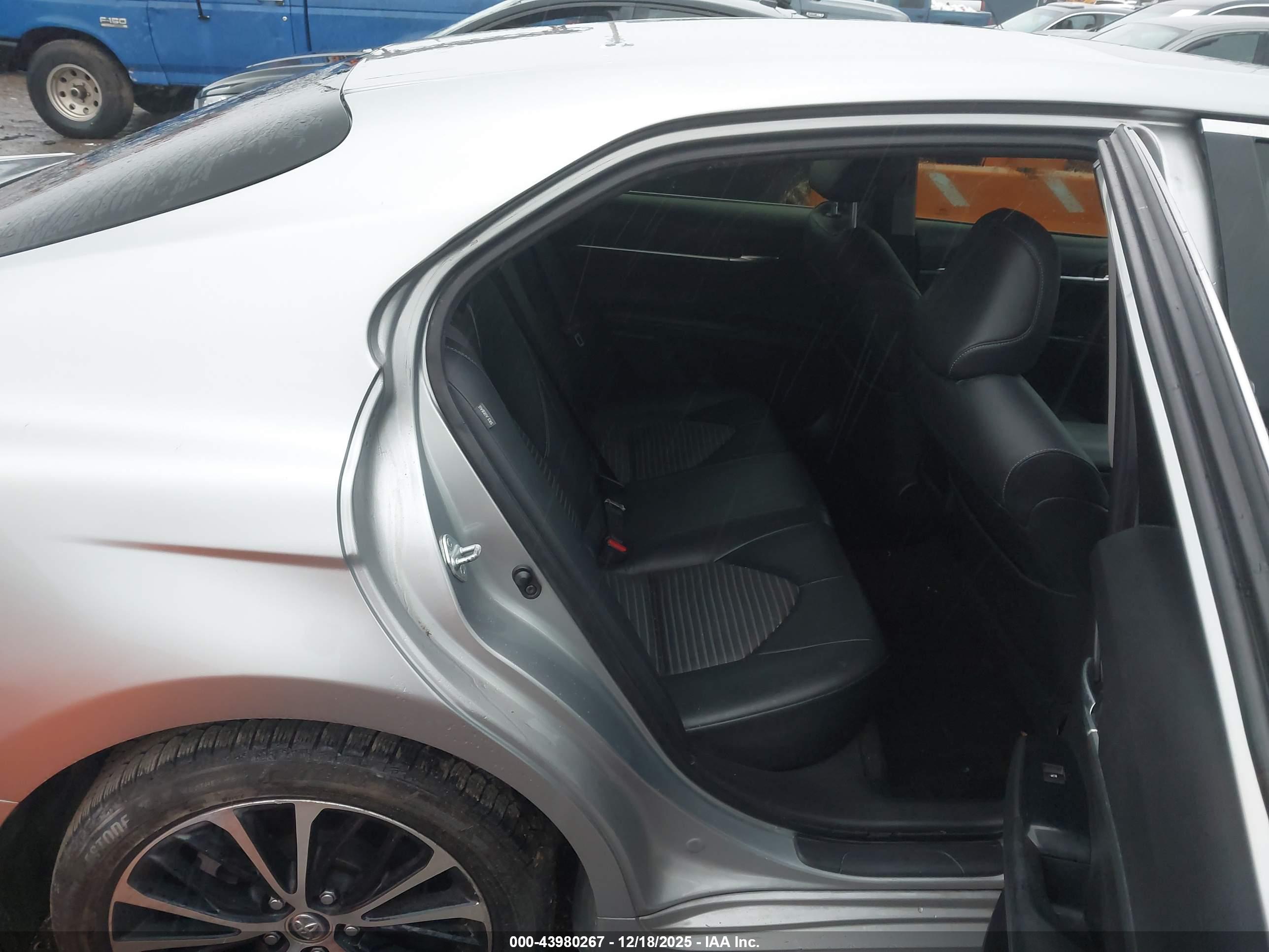 TOYOTA CAMRY image 8