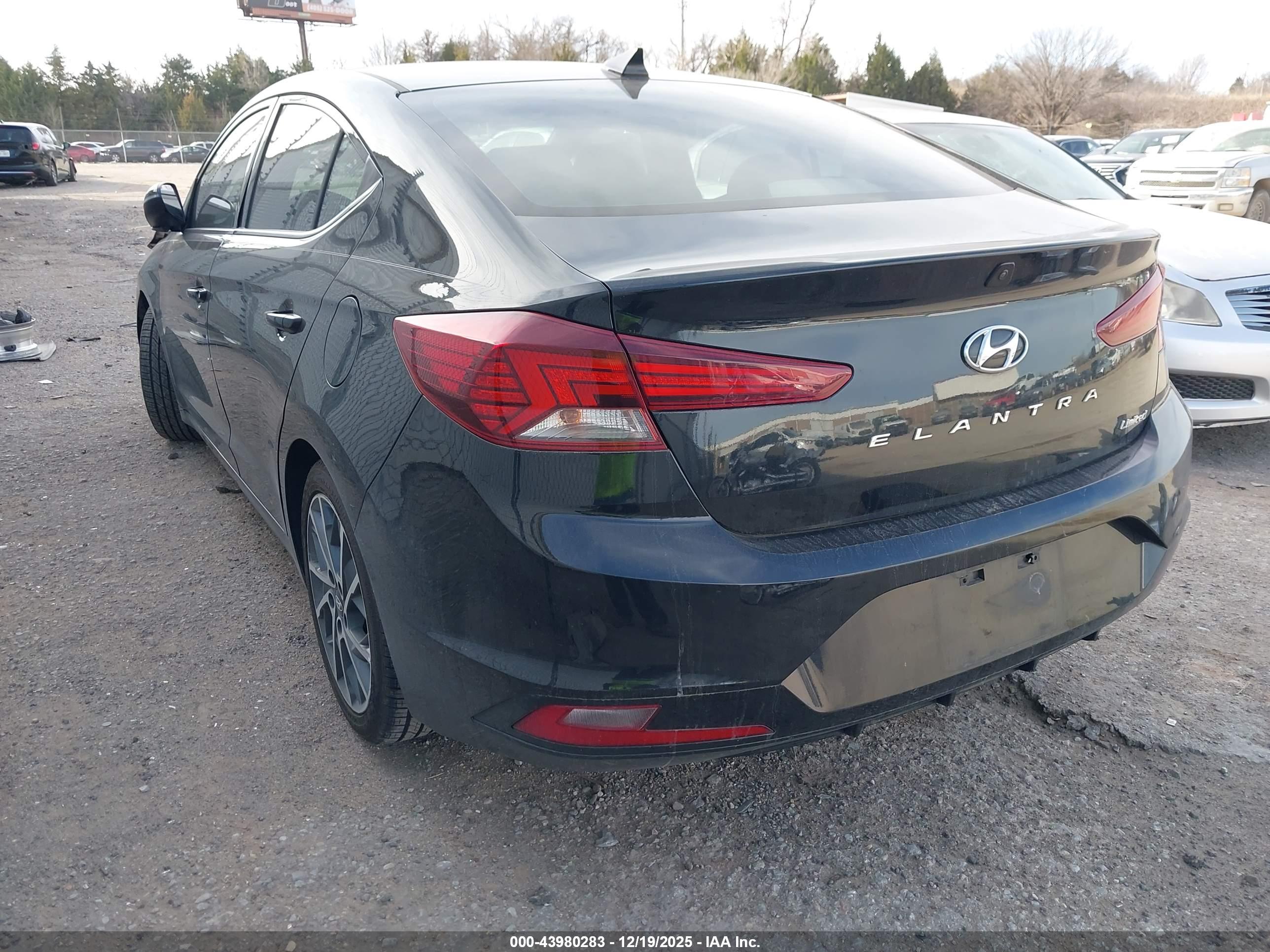 HYUNDAI ELANTRA image 3