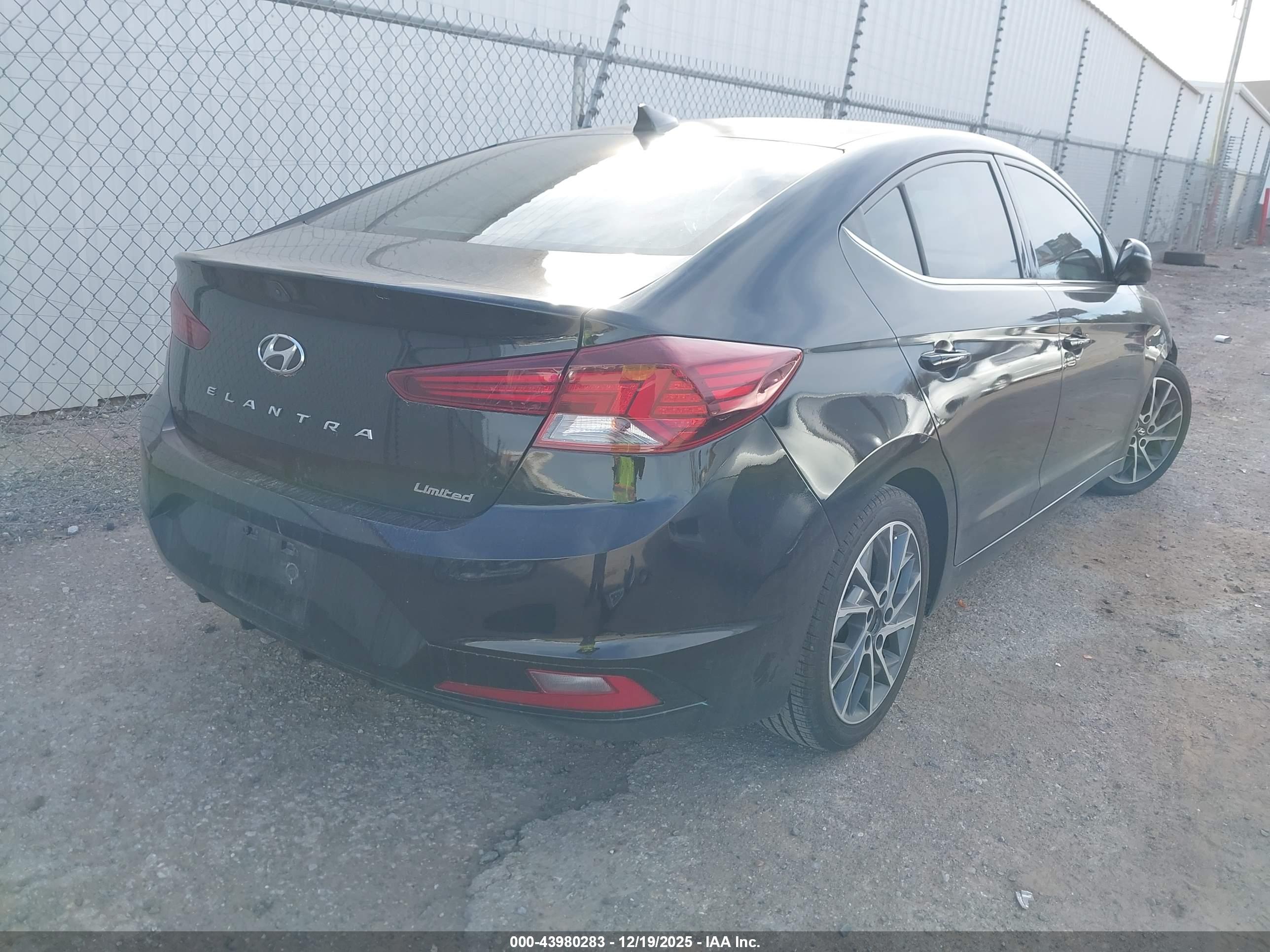 HYUNDAI ELANTRA image 4