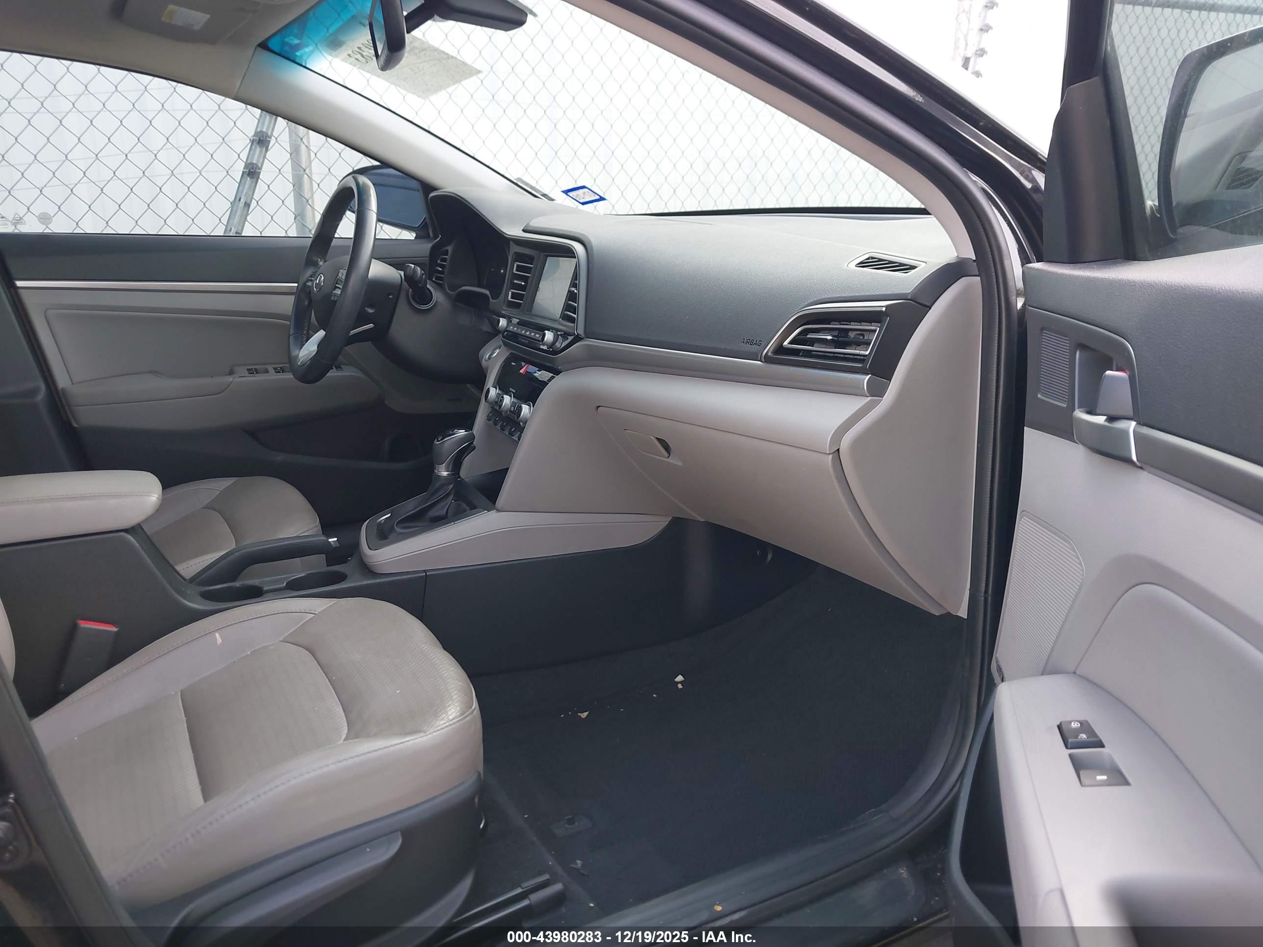 HYUNDAI ELANTRA image 5