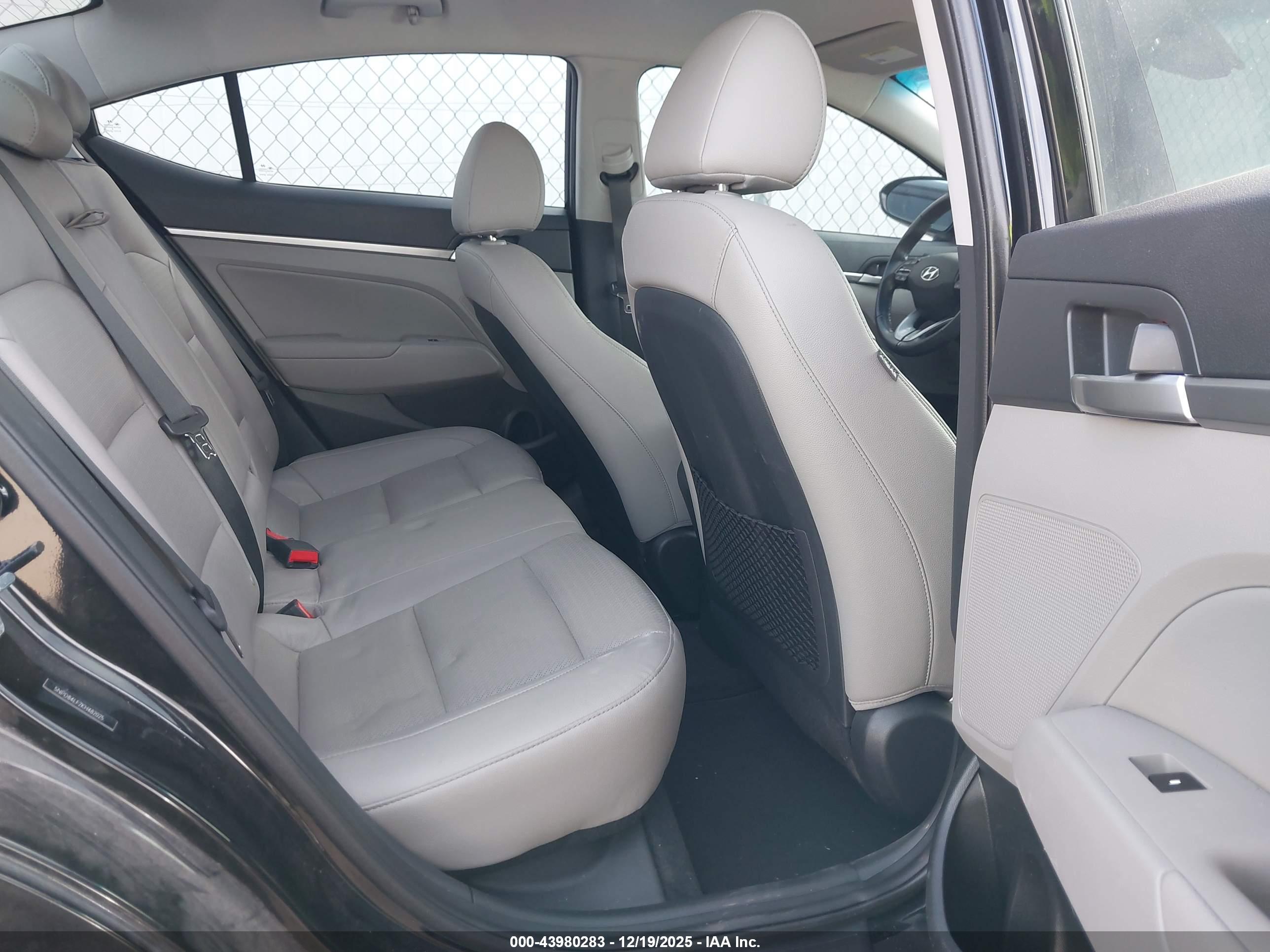 HYUNDAI ELANTRA image 8