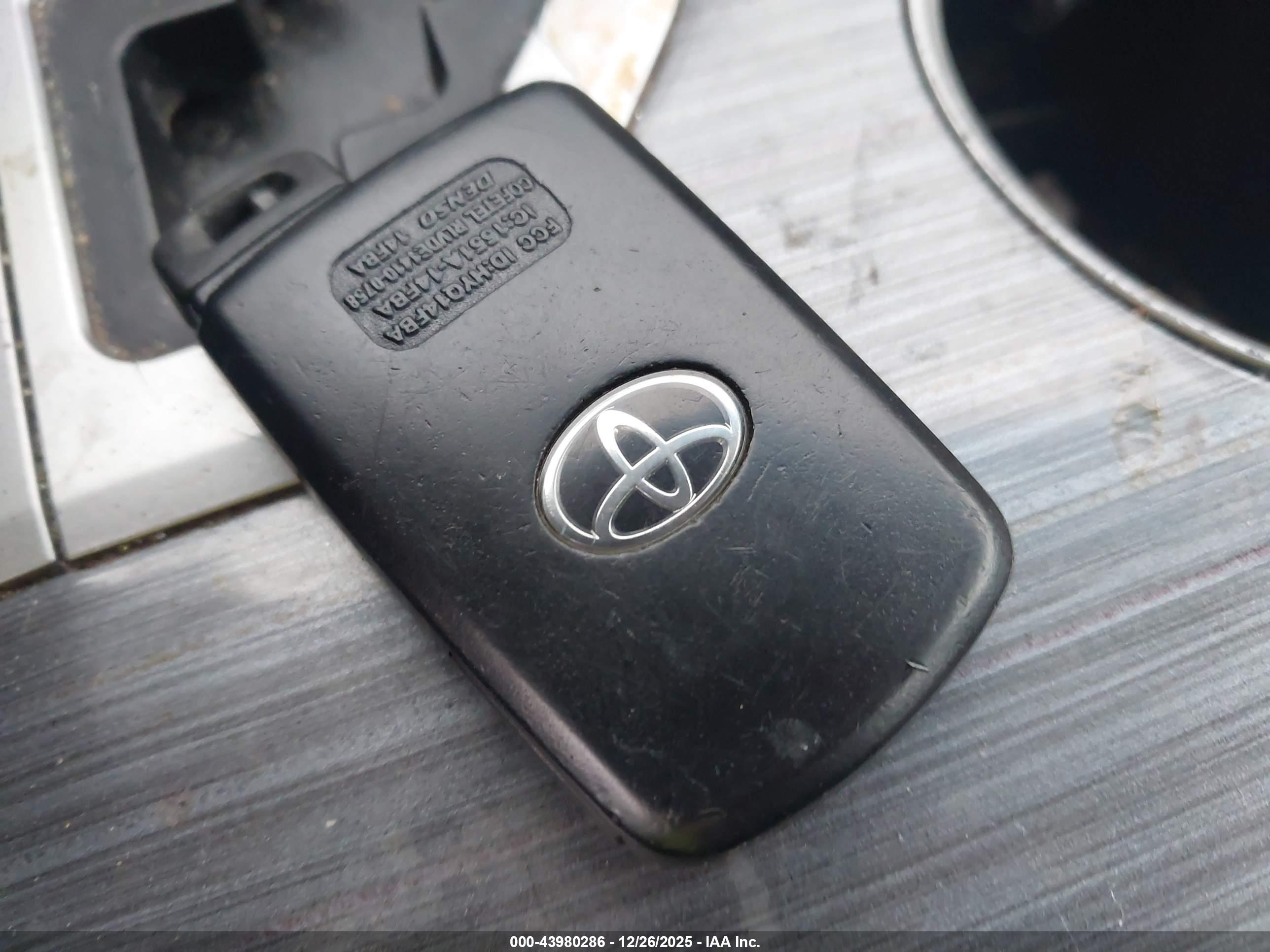 TOYOTA CAMRY image 11