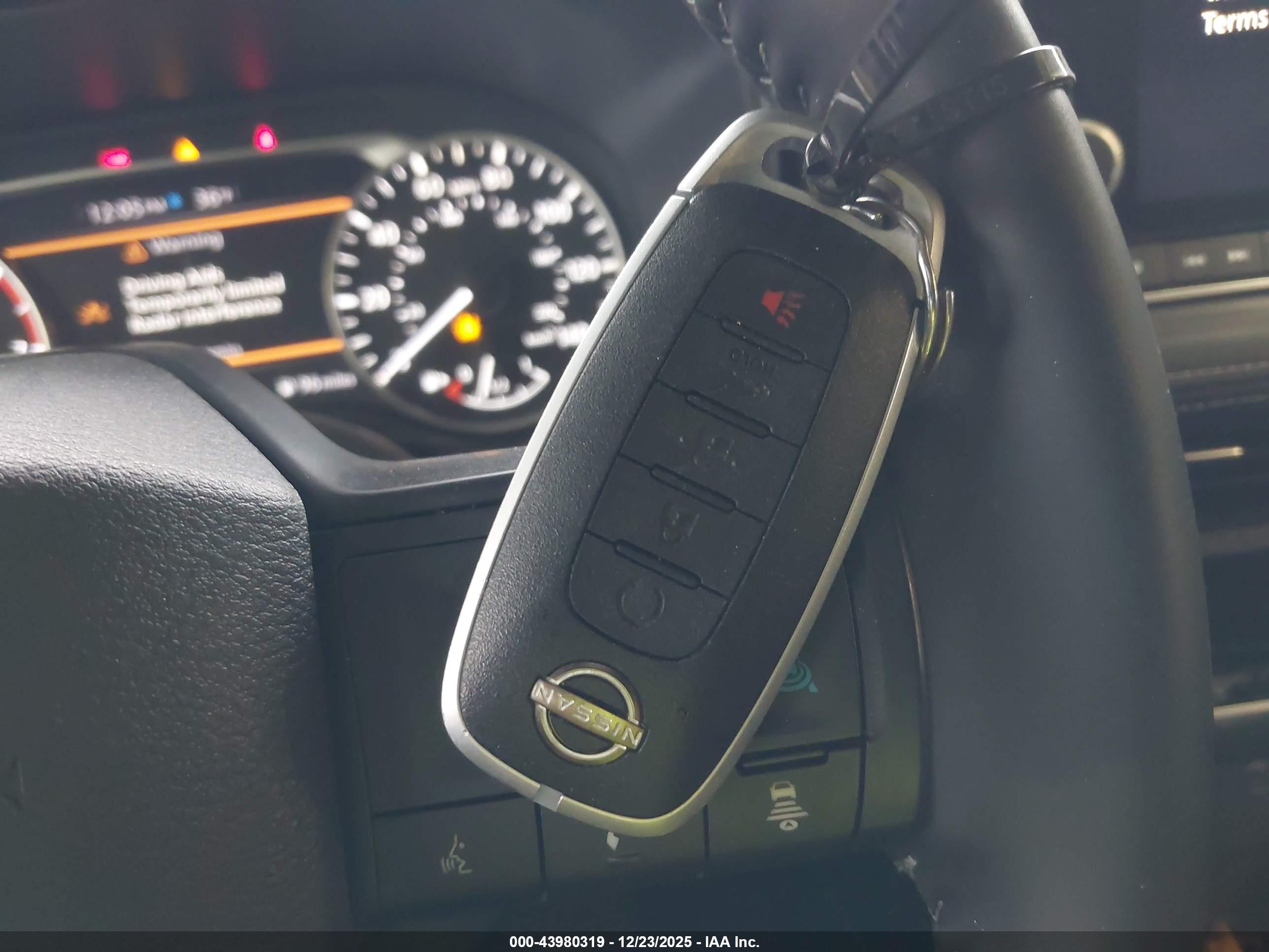 NISSAN ROGUE image 11