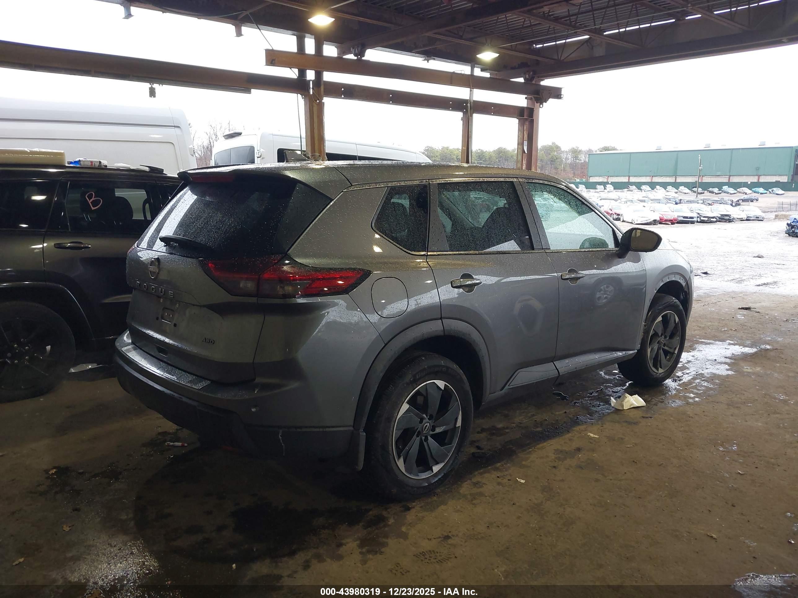 NISSAN ROGUE image 4