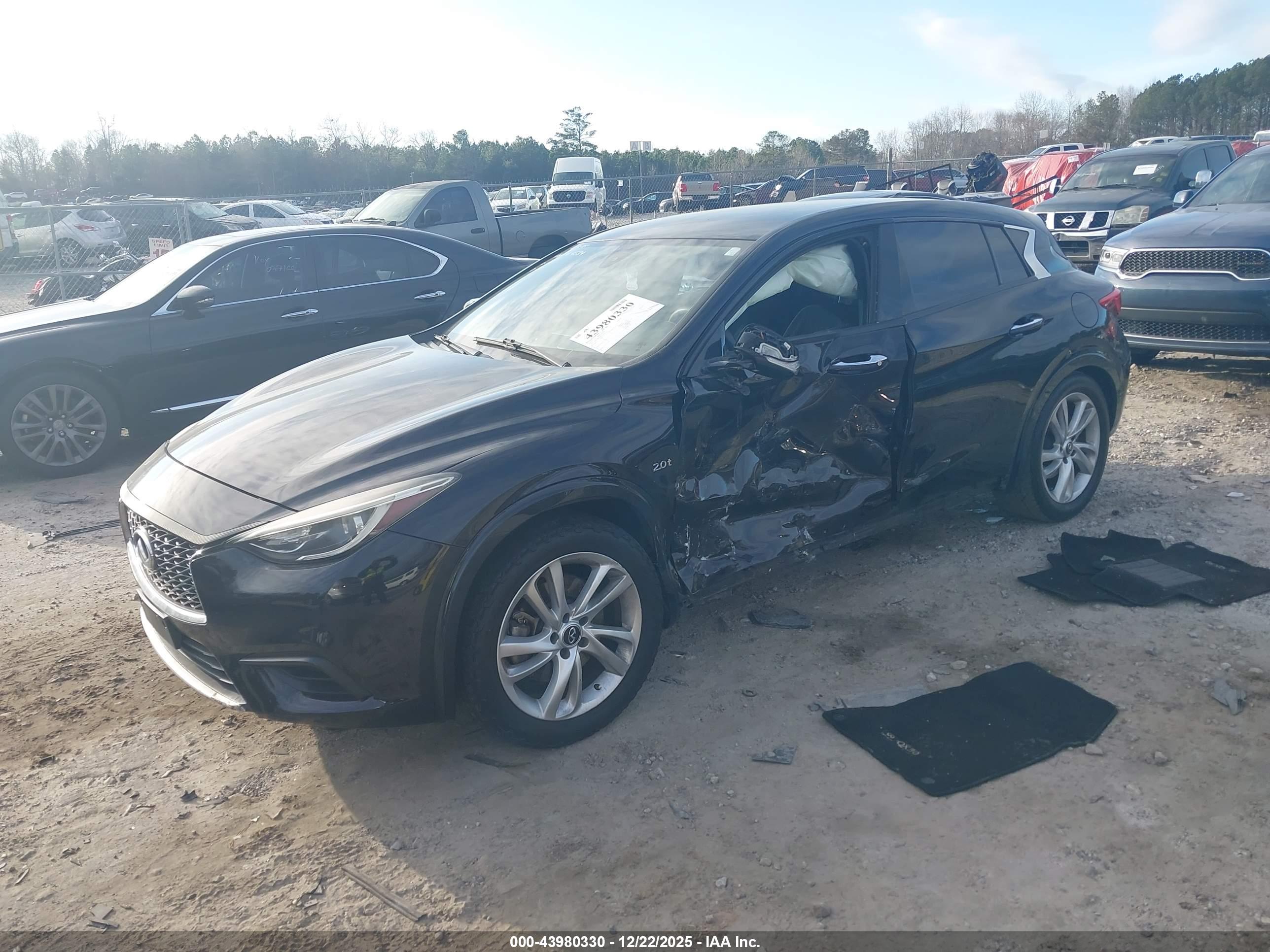 INFINITI QX30 image 2