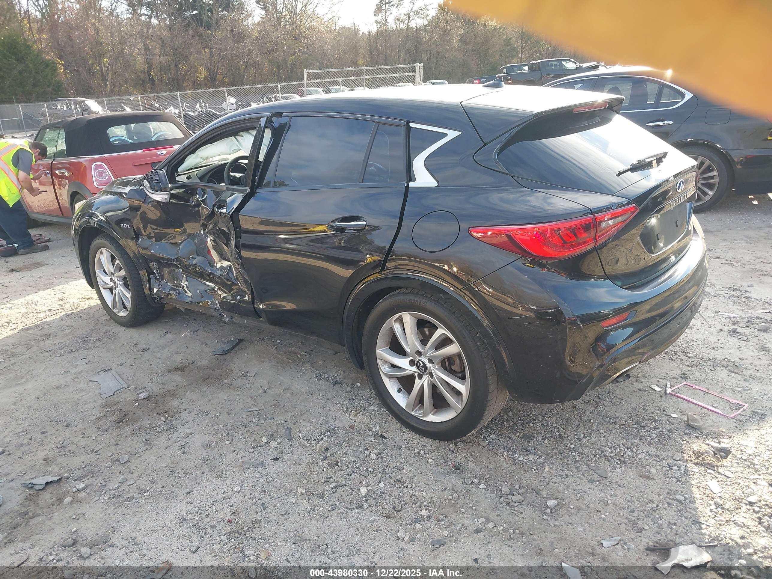 INFINITI QX30 image 3
