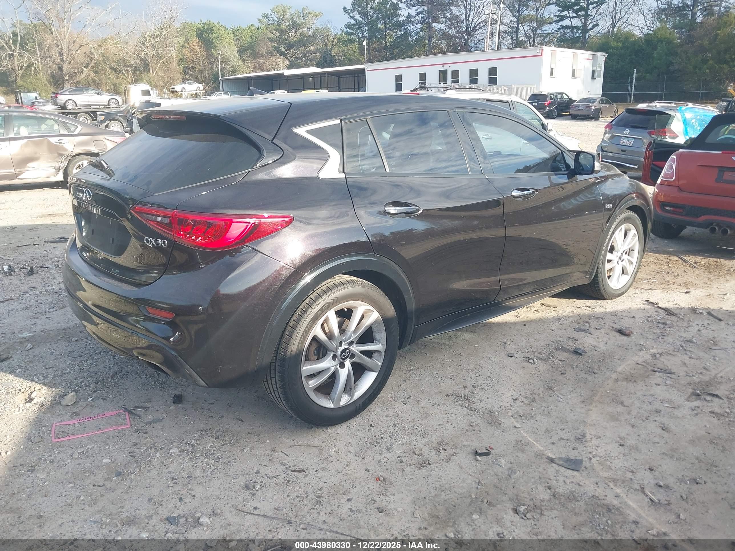 INFINITI QX30 image 4