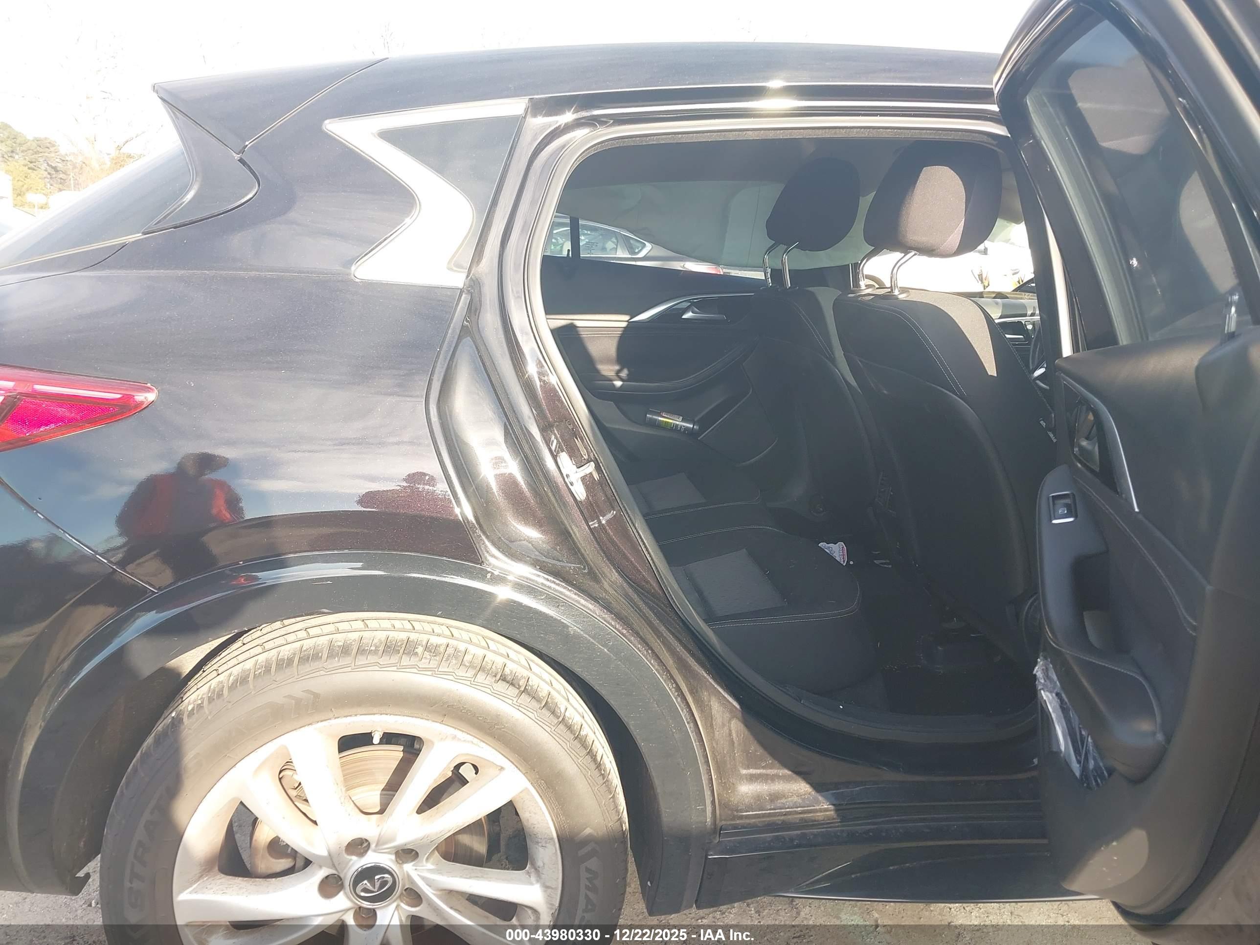 INFINITI QX30 image 8