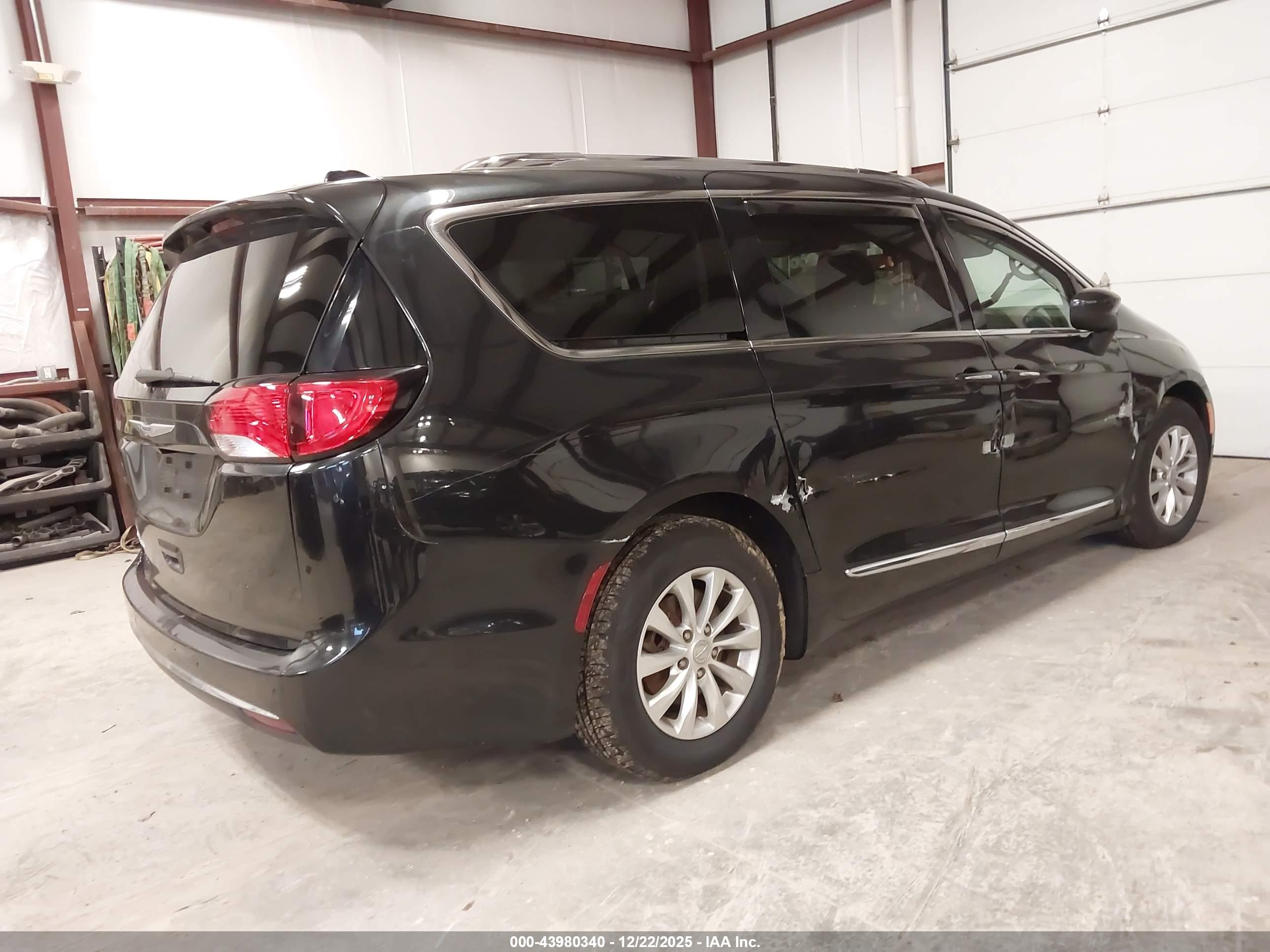CHRYSLER PACIFICA image 4