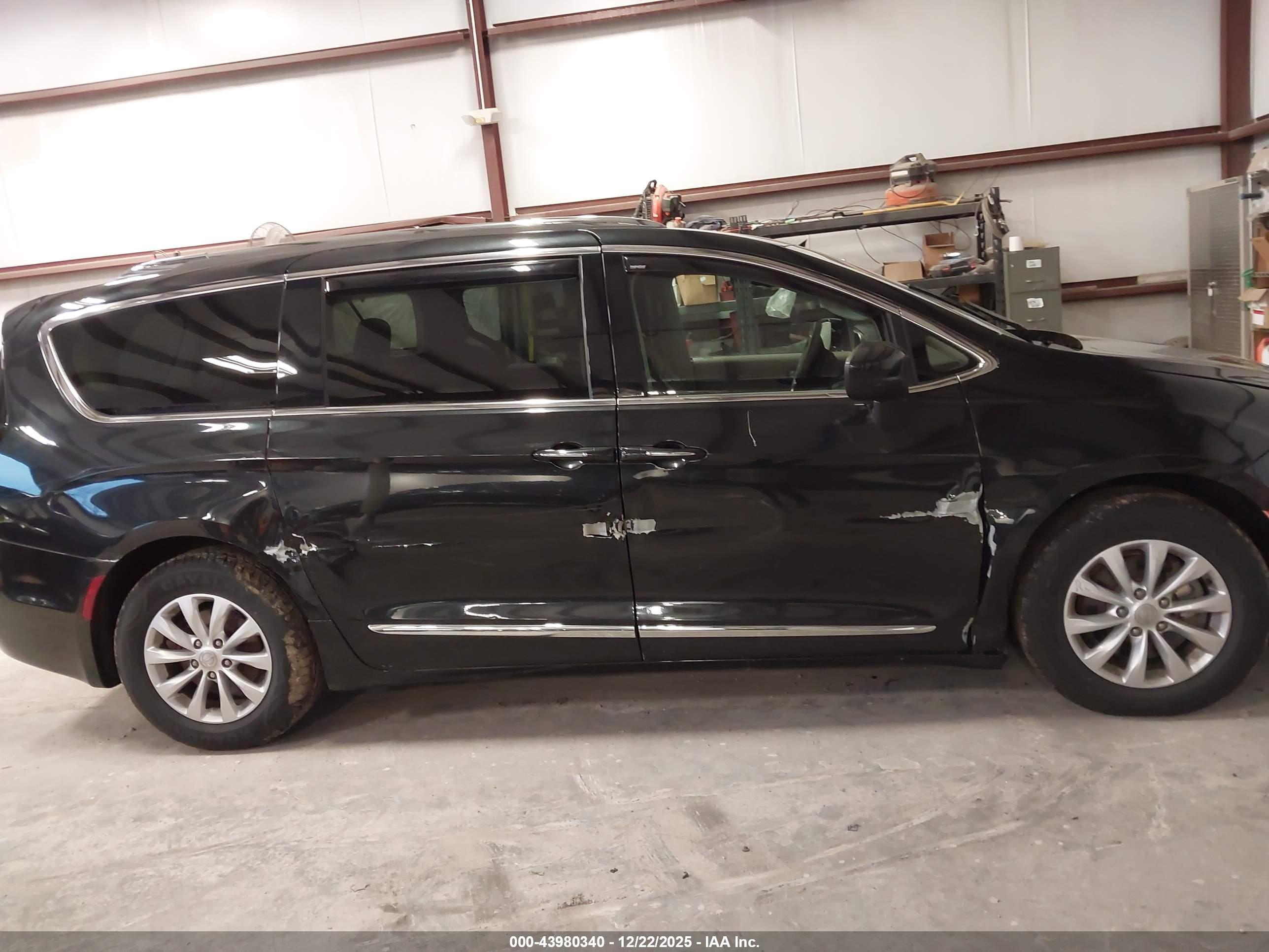 CHRYSLER PACIFICA image 6