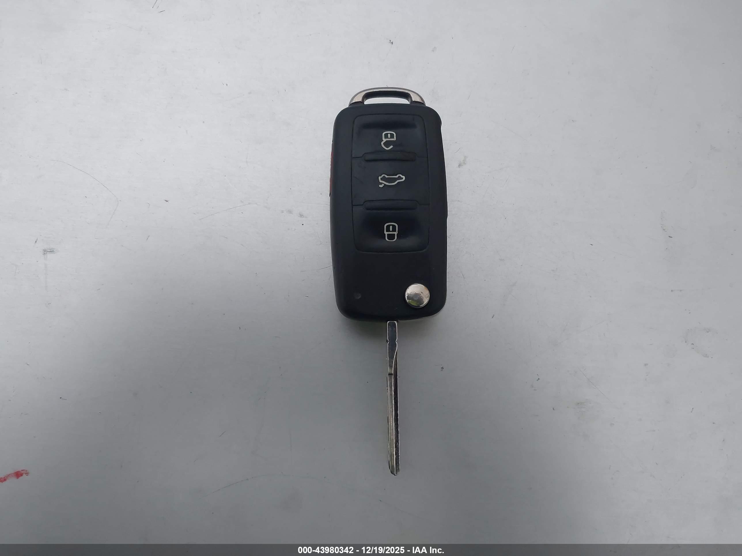 VOLKSWAGEN GTI image 11